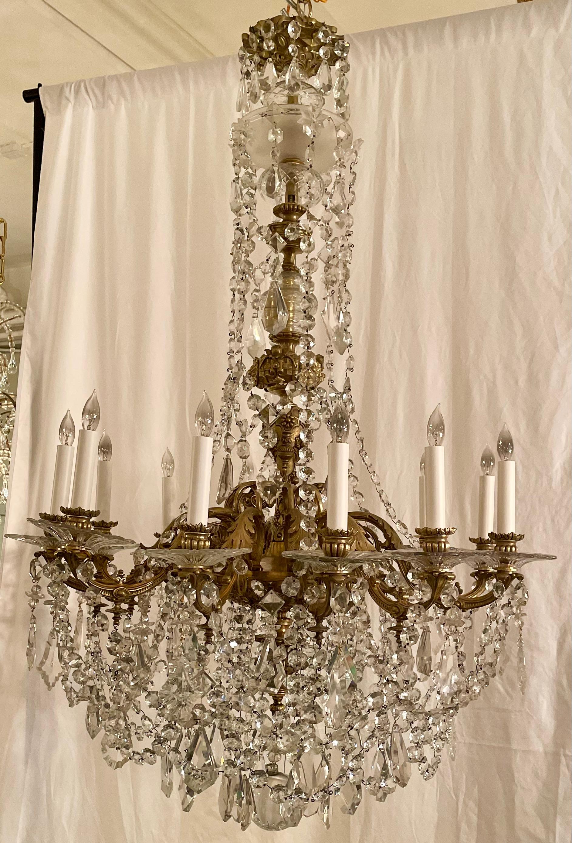 Antico lampadario francese della metà del XIX secolo in cristallo Baccarat e bronzo dorato, riccamente drappeggiato.