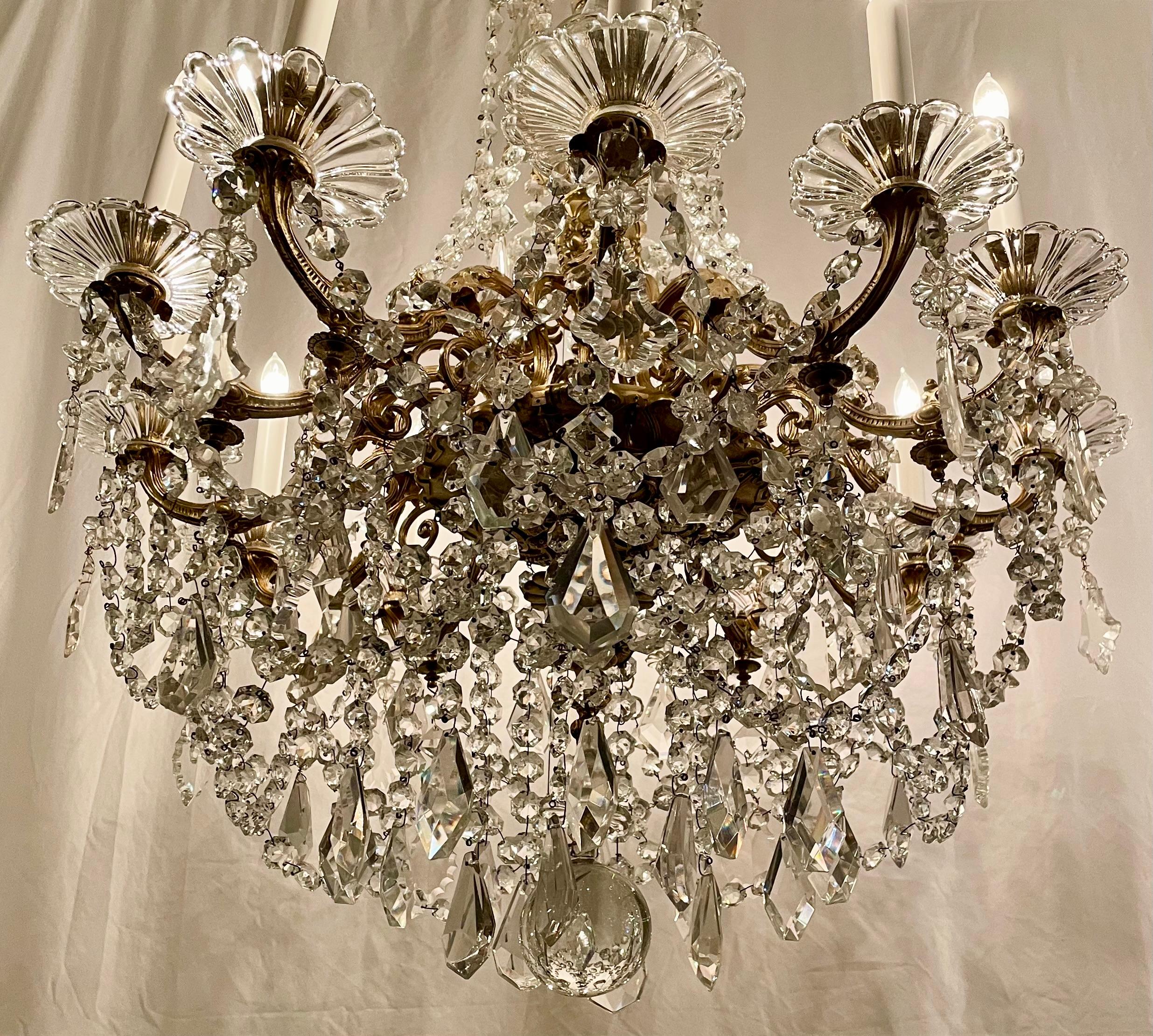 Francese Antico lampadario francese di metà Ottocento in cristallo Baccarat e bronzo dorato in vendita