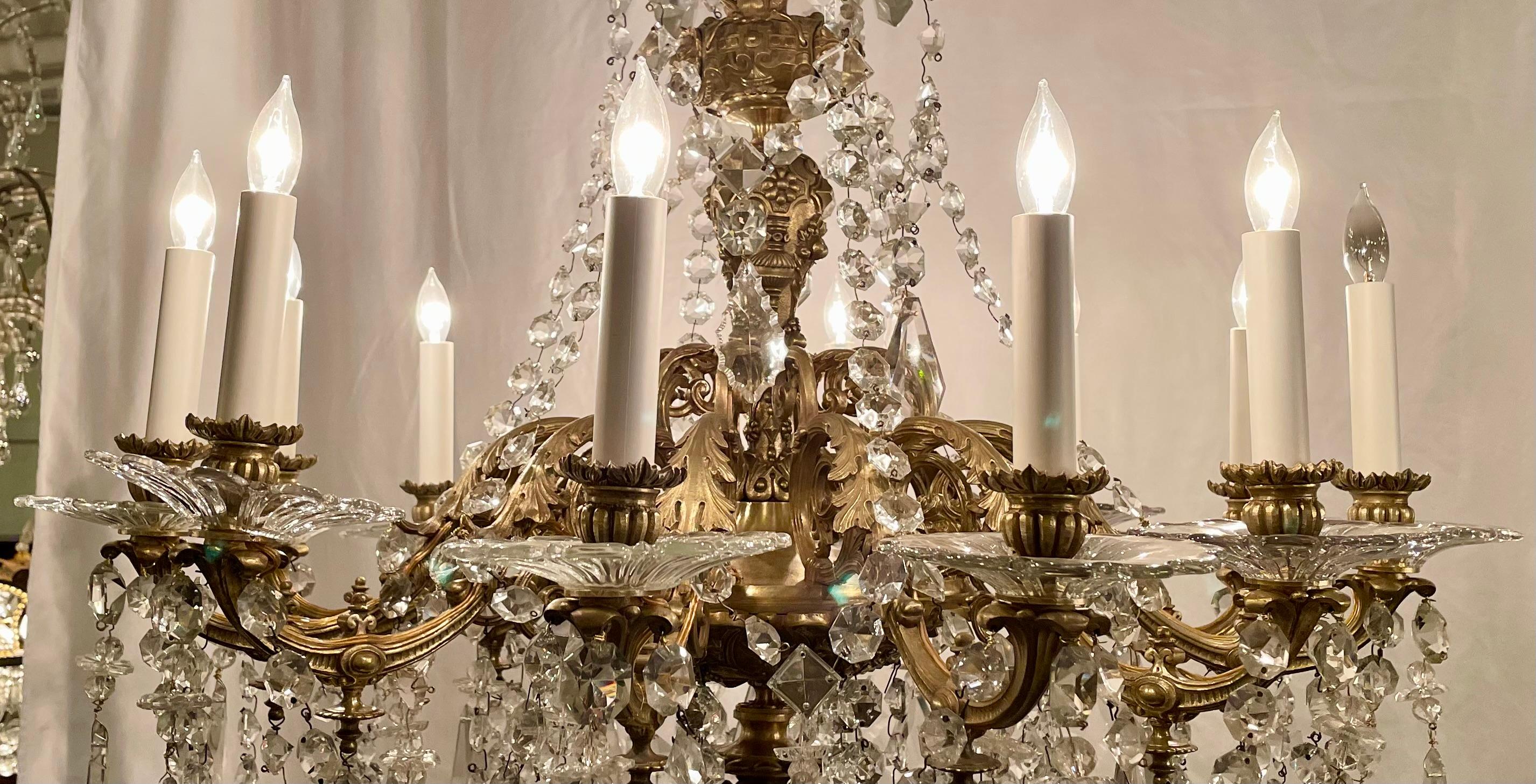 XIX secolo Antico lampadario francese di metà Ottocento in cristallo Baccarat e bronzo dorato in vendita