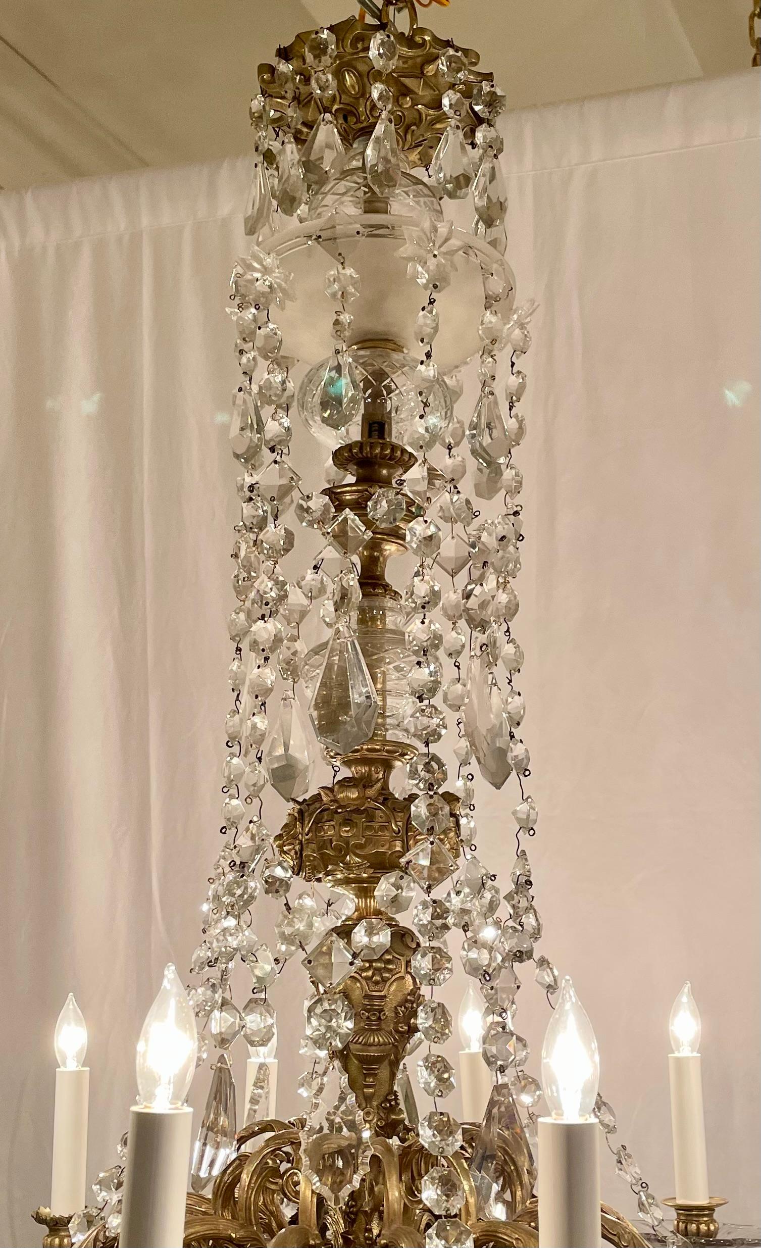 Bronzo Antico lampadario francese di metà Ottocento in cristallo Baccarat e bronzo dorato in vendita