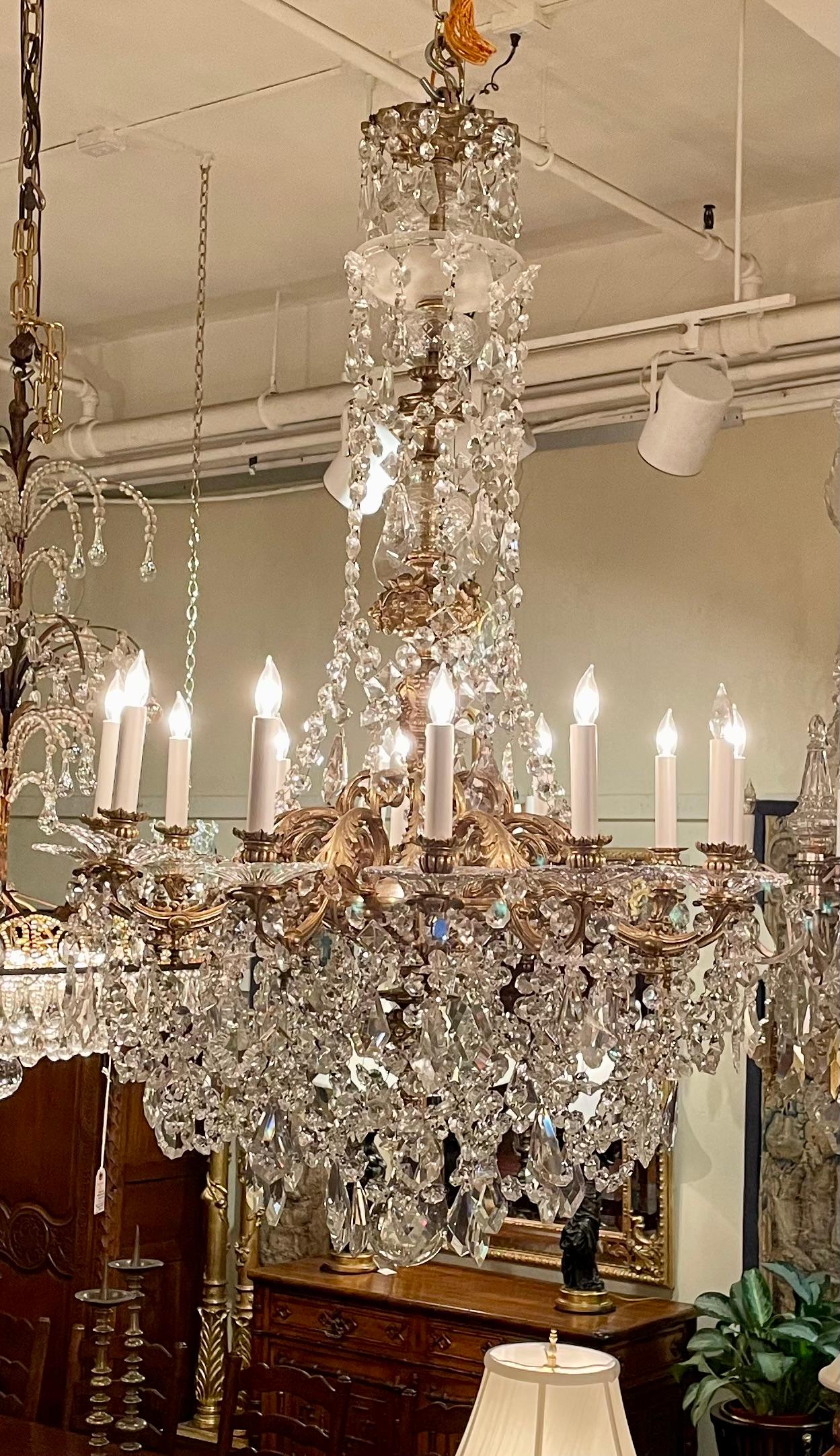 Antico lampadario francese di metà Ottocento in cristallo Baccarat e bronzo dorato in vendita 1