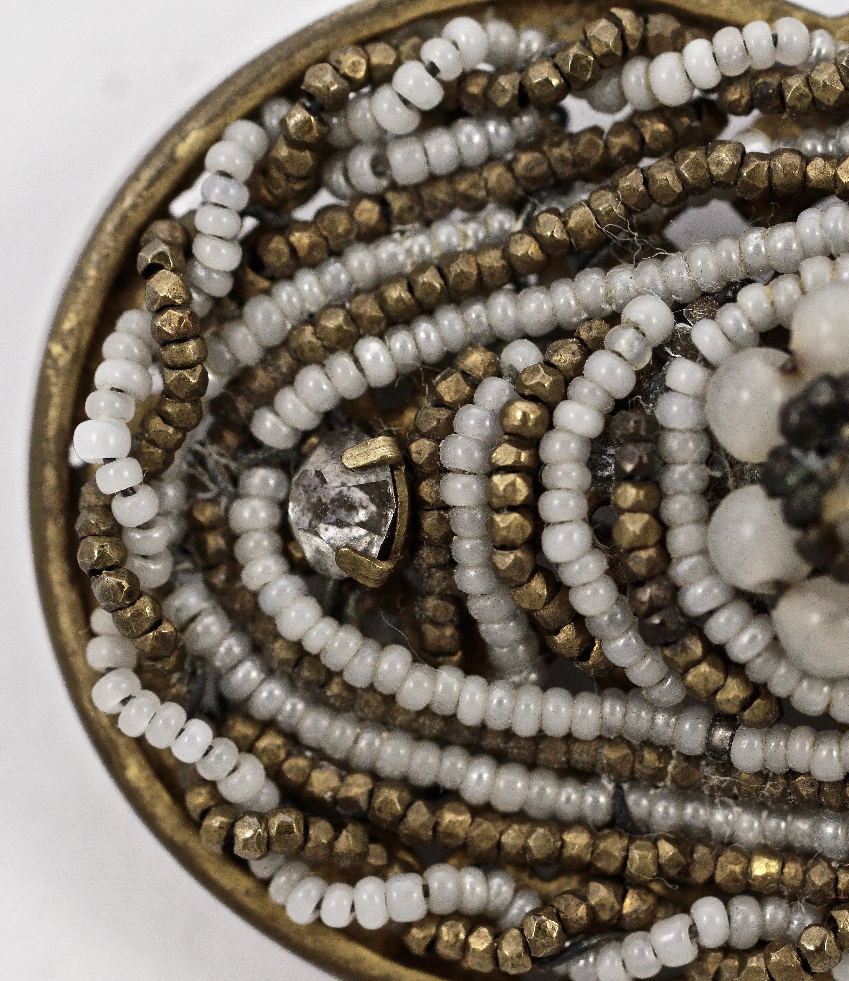 Broche ancienne du milieu du XIXe siècle en or blanc cassé lavé à l'or, perles et acier taillé Bon état - En vente à London, GB