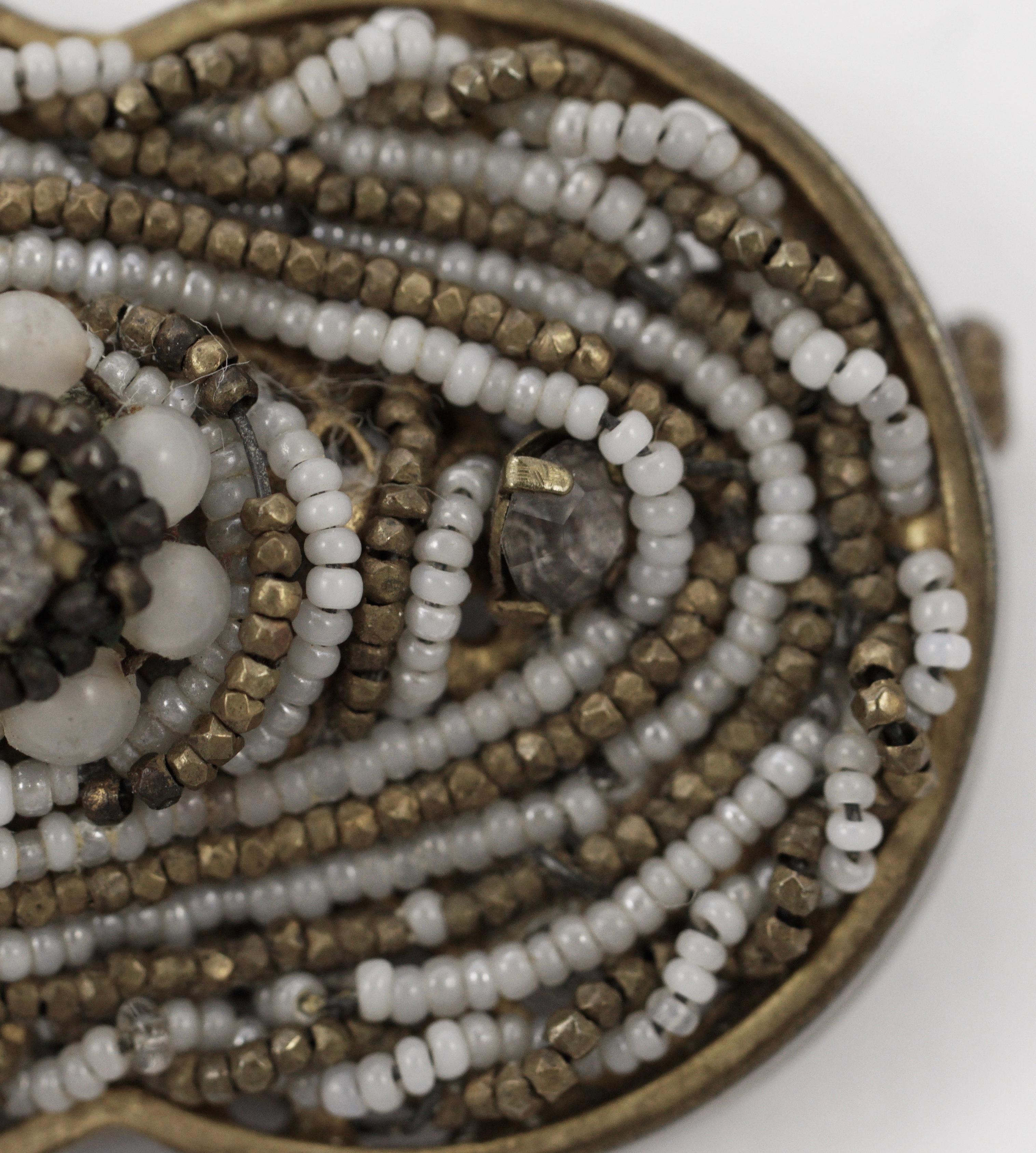 Broche ancienne du milieu du XIXe siècle en or blanc cassé lavé à l'or, perles et acier taillé Unisexe en vente