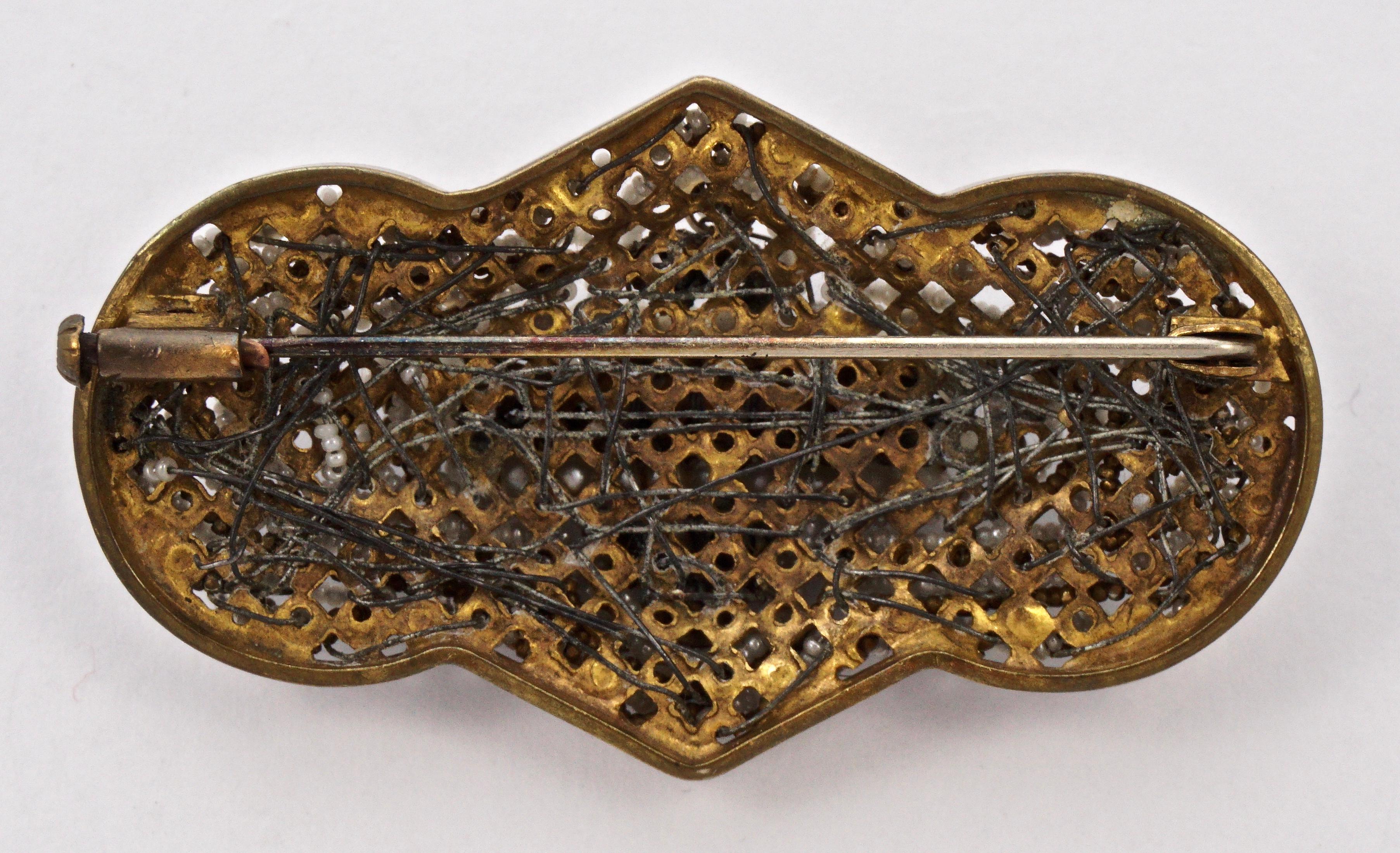 Broche ancienne du milieu du XIXe siècle en or blanc cassé lavé à l'or, perles et acier taillé en vente 1