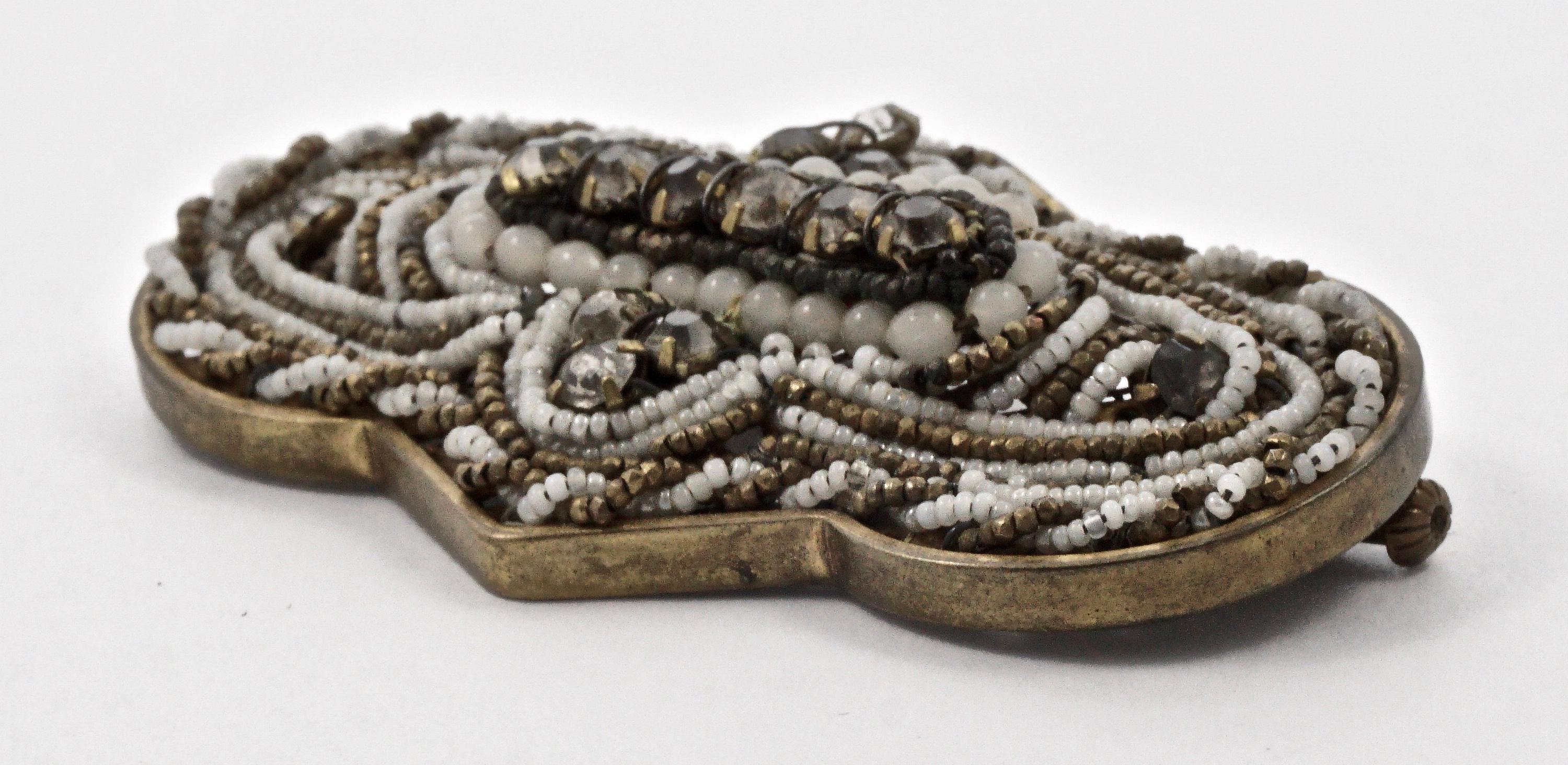 Broche ancienne du milieu du XIXe siècle en or blanc cassé lavé à l'or, perles et acier taillé en vente 2
