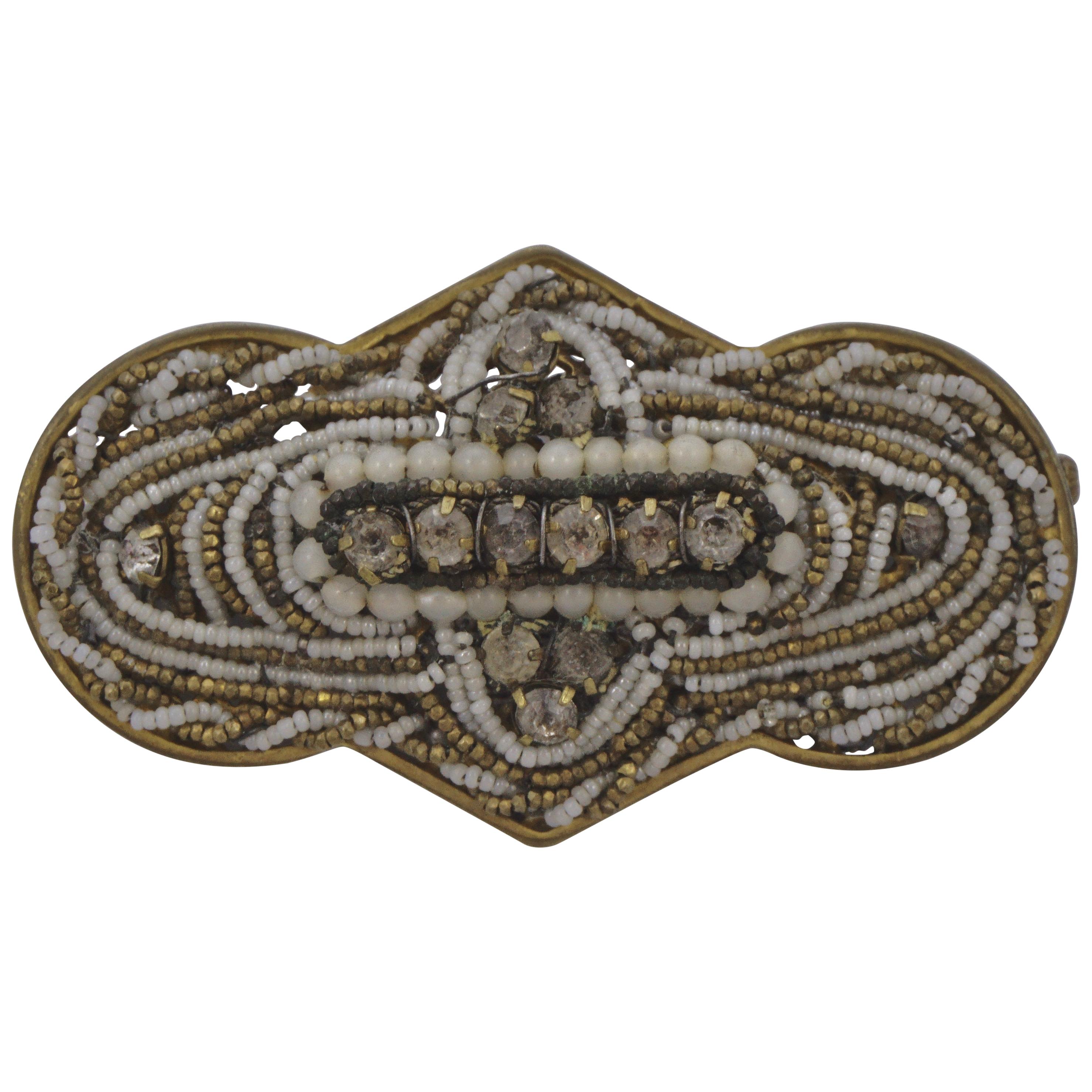 Broche ancienne du milieu du XIXe siècle en or blanc cassé lavé à l'or, perles et acier taillé en vente