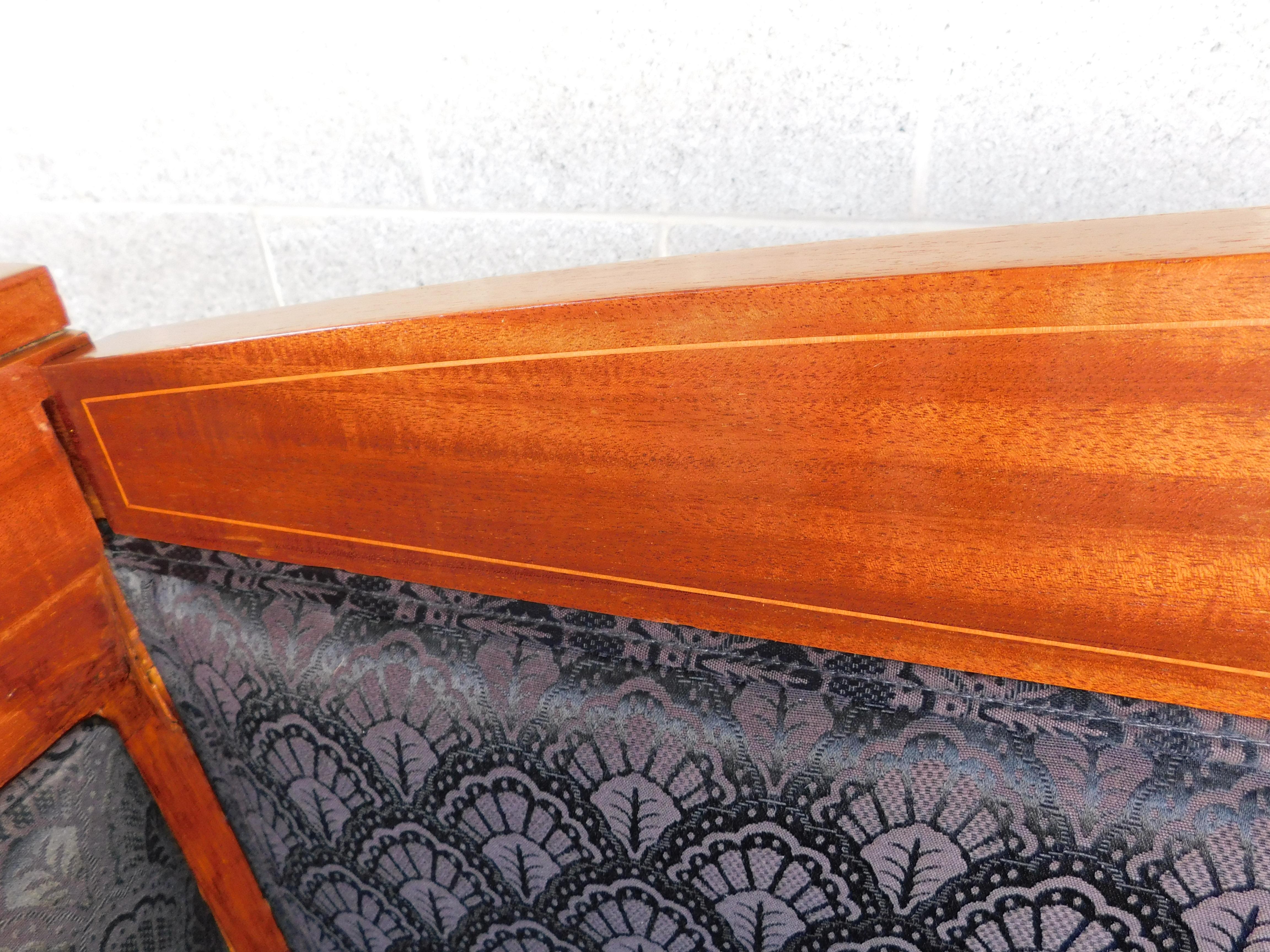 Antikes Biedermeier-Sofa aus Mahagoni und Intarsien aus der Mitte des 19. Jahrhunderts im Angebot 8