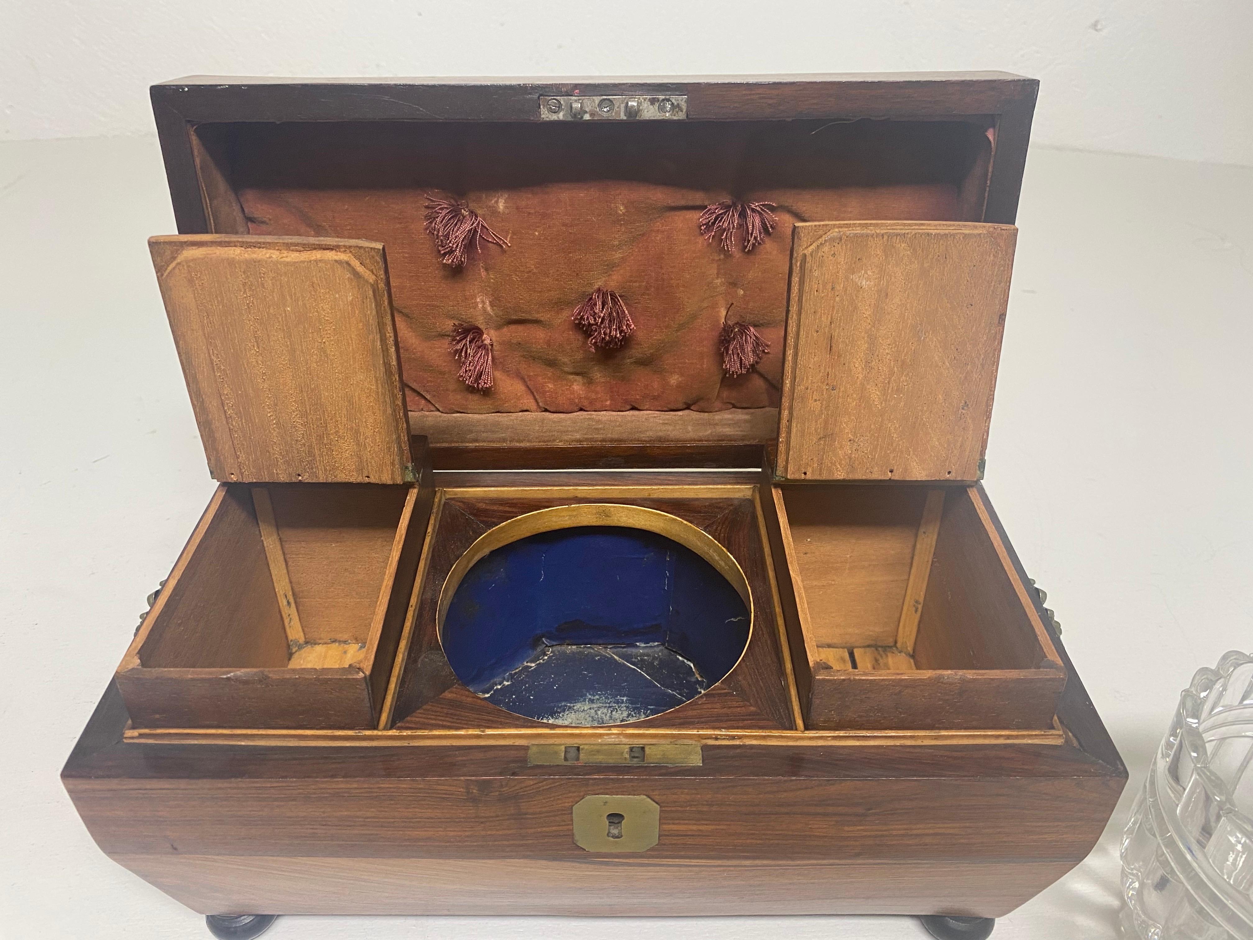 Ancienne boîte à thé en bois de rose du Mid Century Antiques en vente 2