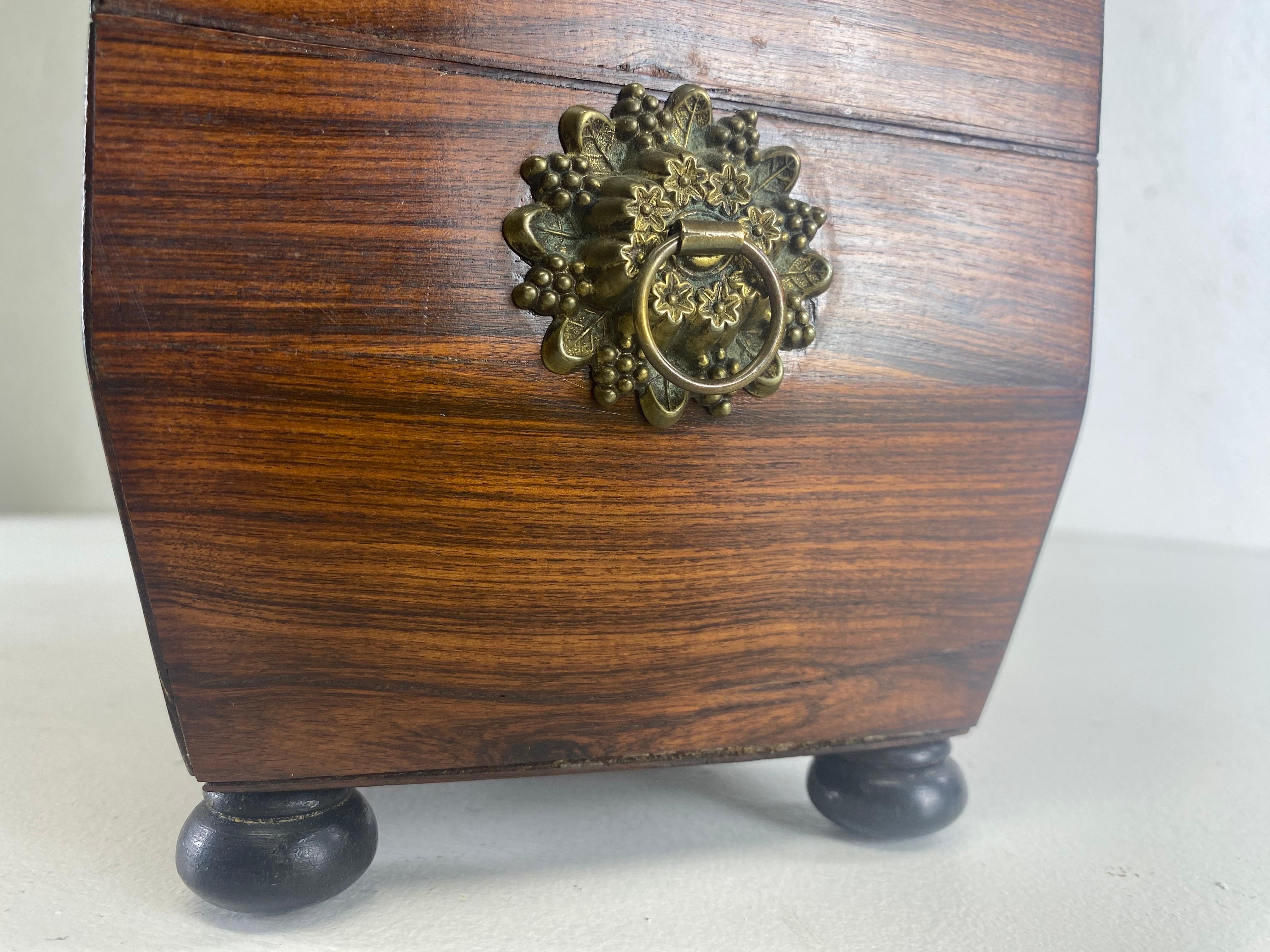 Ancienne boîte à thé en bois de rose du Mid Century Antiques en vente 3
