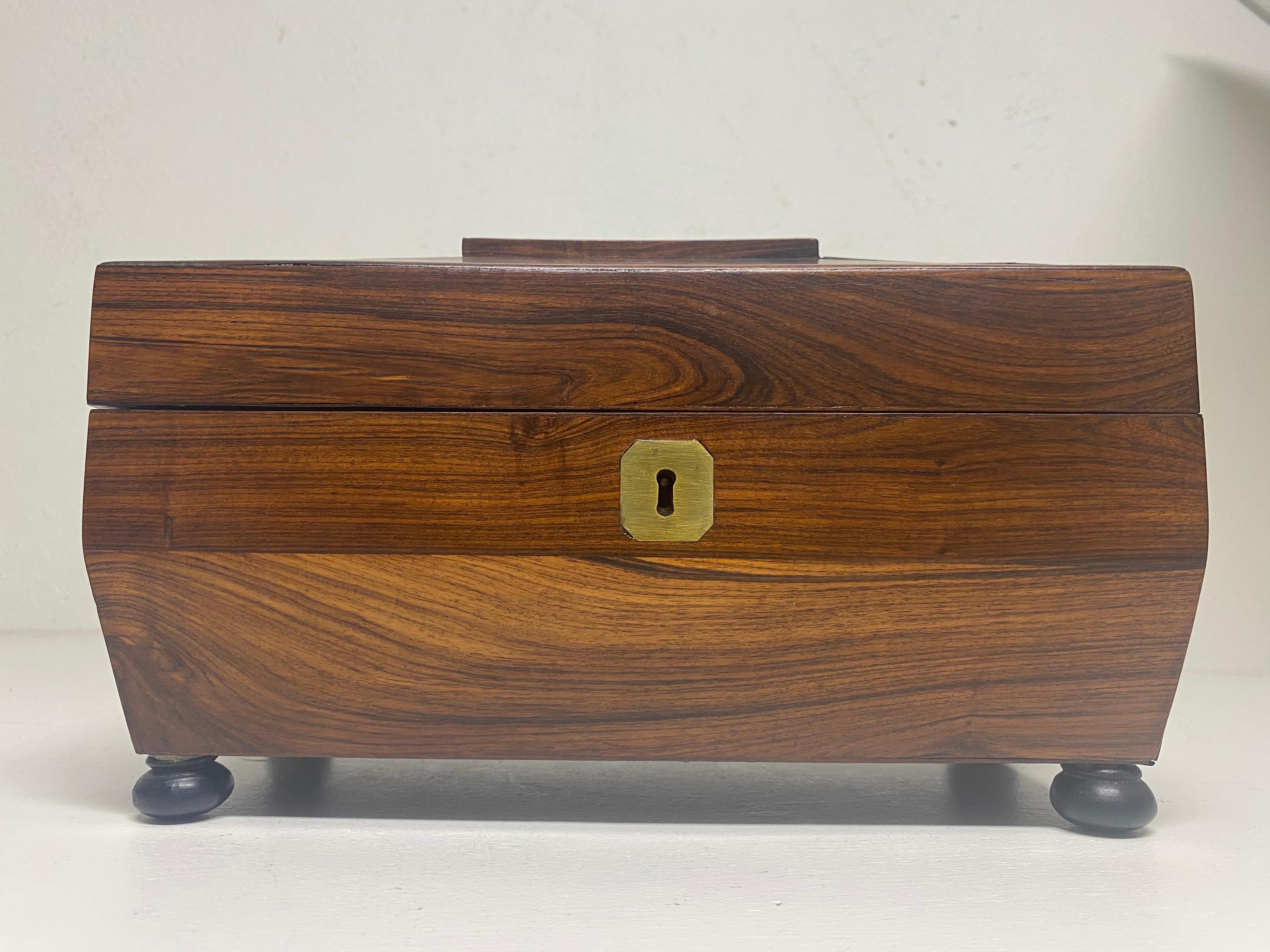 Américain Ancienne boîte à thé en bois de rose du Mid Century Antiques en vente