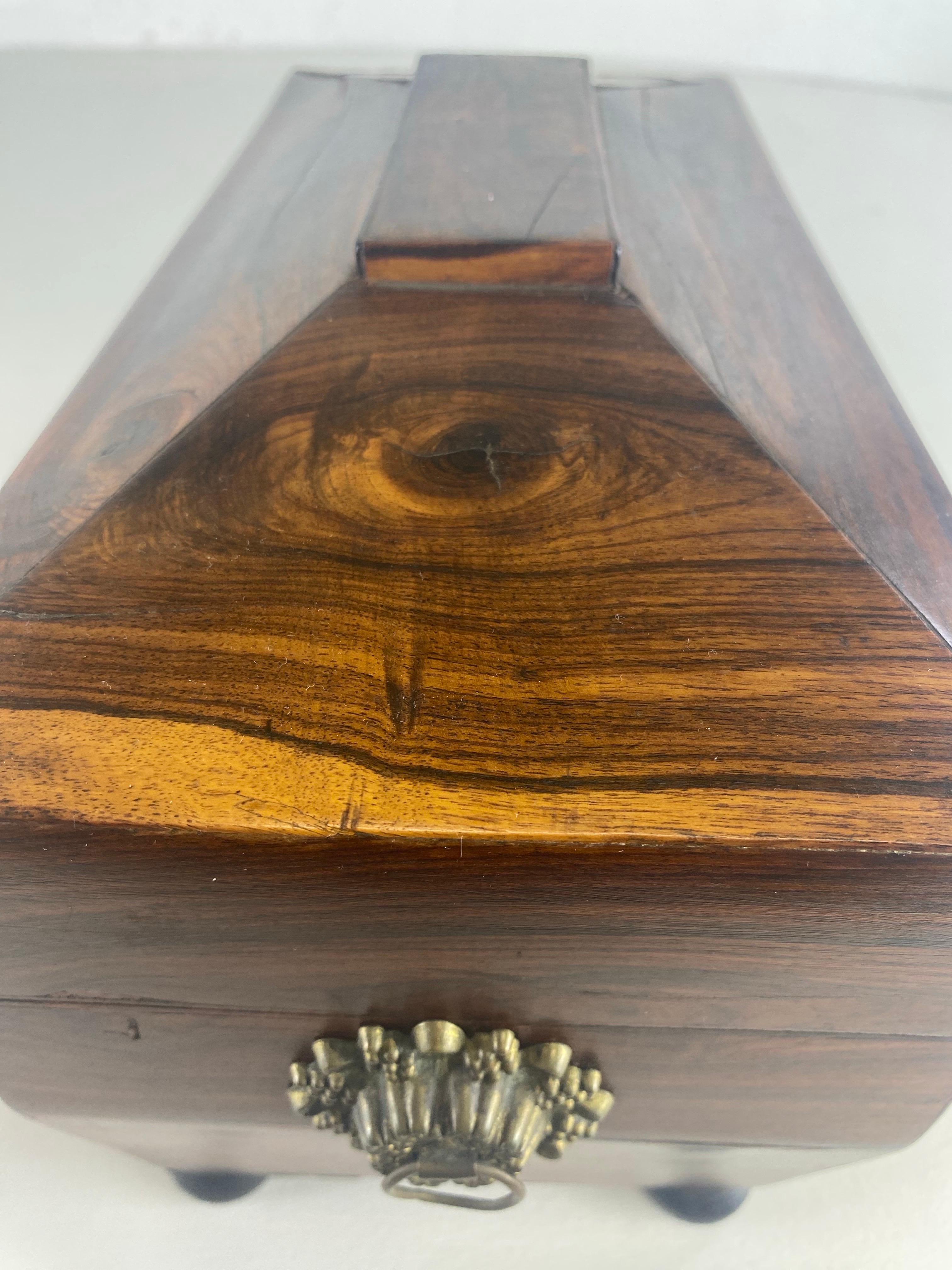 Bois Ancienne boîte à thé en bois de rose du Mid Century Antiques en vente