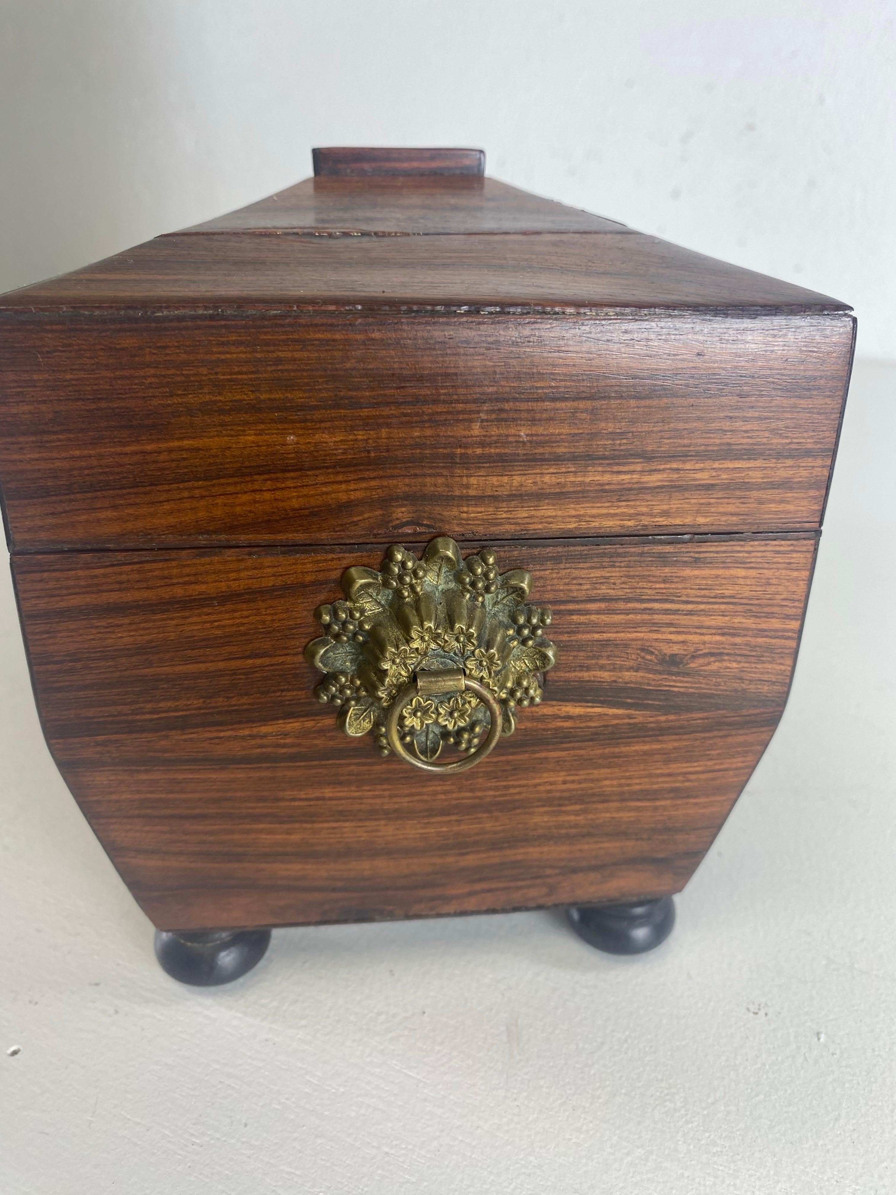 Ancienne boîte à thé en bois de rose du Mid Century Antiques en vente 1