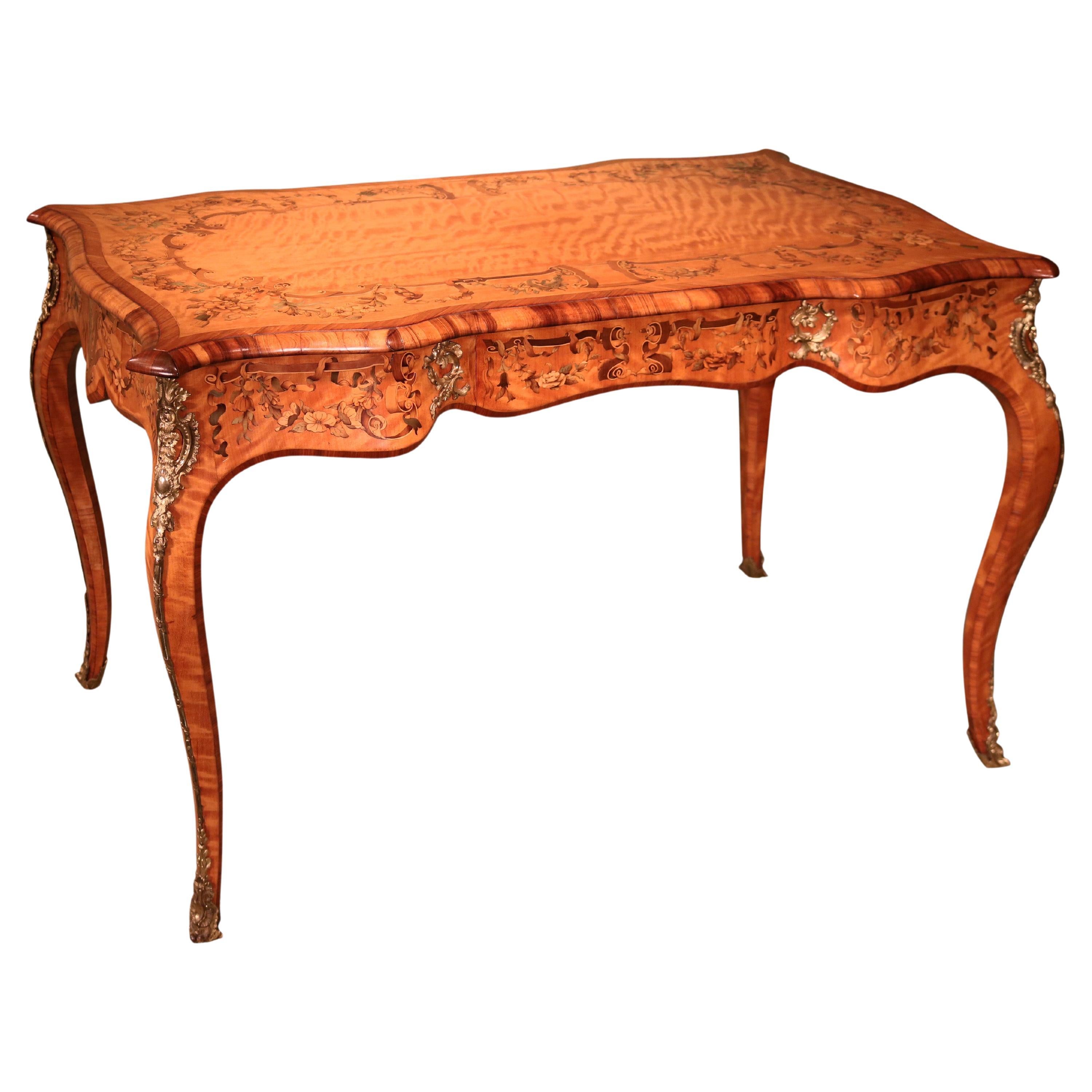 Table à écrire ancienne du milieu du 19e siècle en bois satiné, marqueterie et calamandre