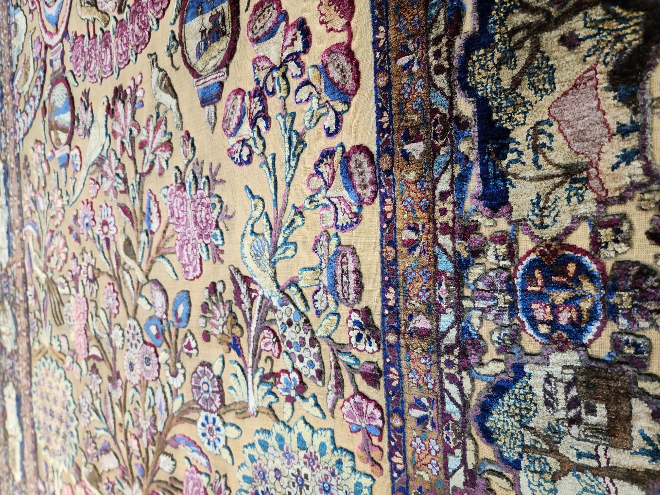Antiker Souf Kashan Persischer Seiden-Goldfaden-Teppich mit 3D-prägung aus der Mitte des 19. Jahrhunderts  im Zustand „Hervorragend“ im Angebot in Los Angeles, CA