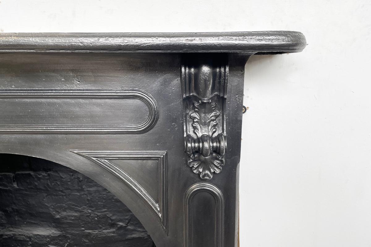 Antique mid 19th century Victorian cast iron fireplace surround In Good Condition For Sale In Manchester, GB