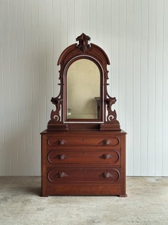 Commode ancienne en noyer datant du milieu du XIXe siècle, avec miroir cintré et tiroir dissimulé