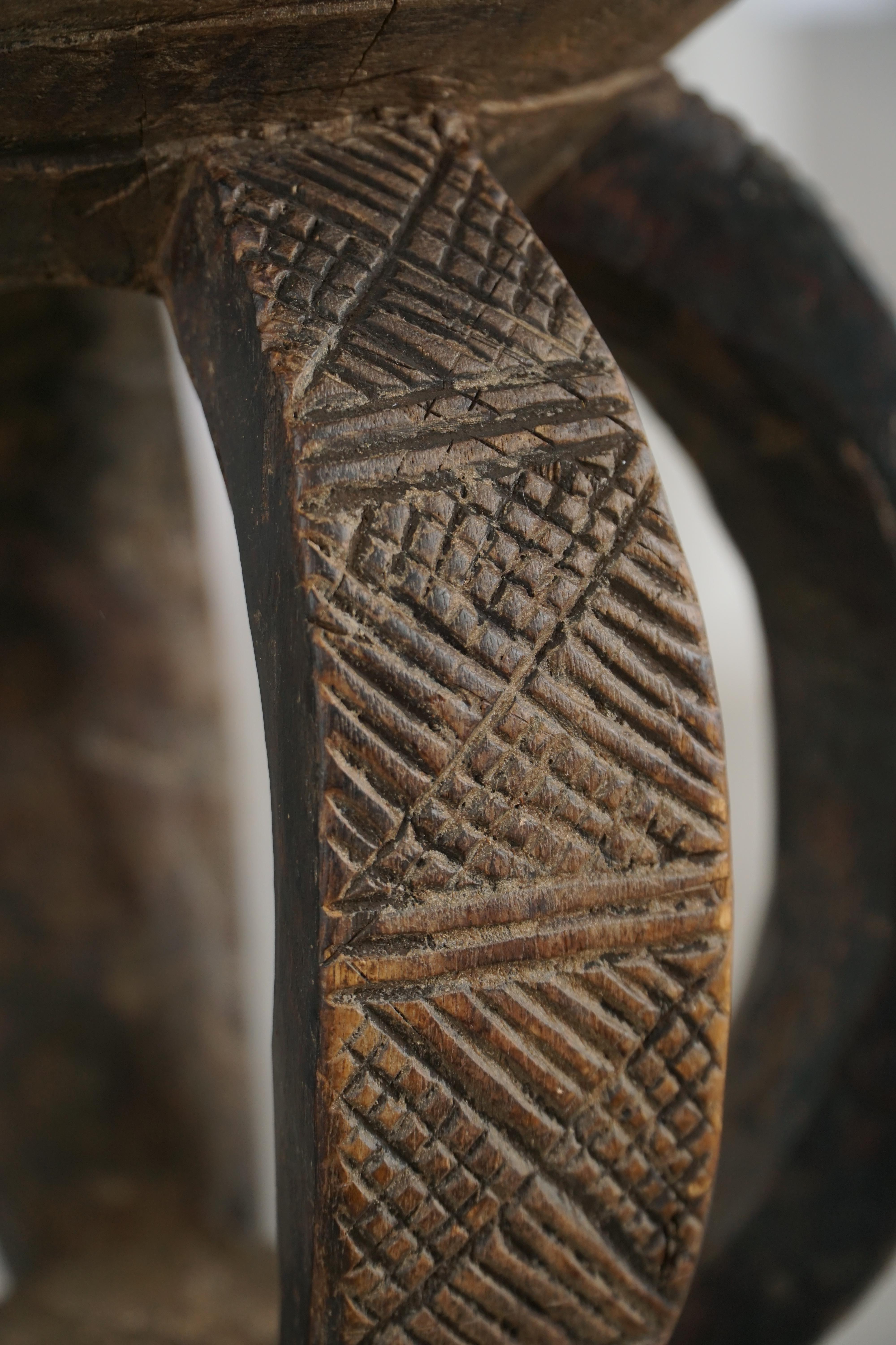 Antiguo taburete africano Dogon de mediados del siglo XX, de madera tallada a mano, estilo wabi-sabi en venta 4