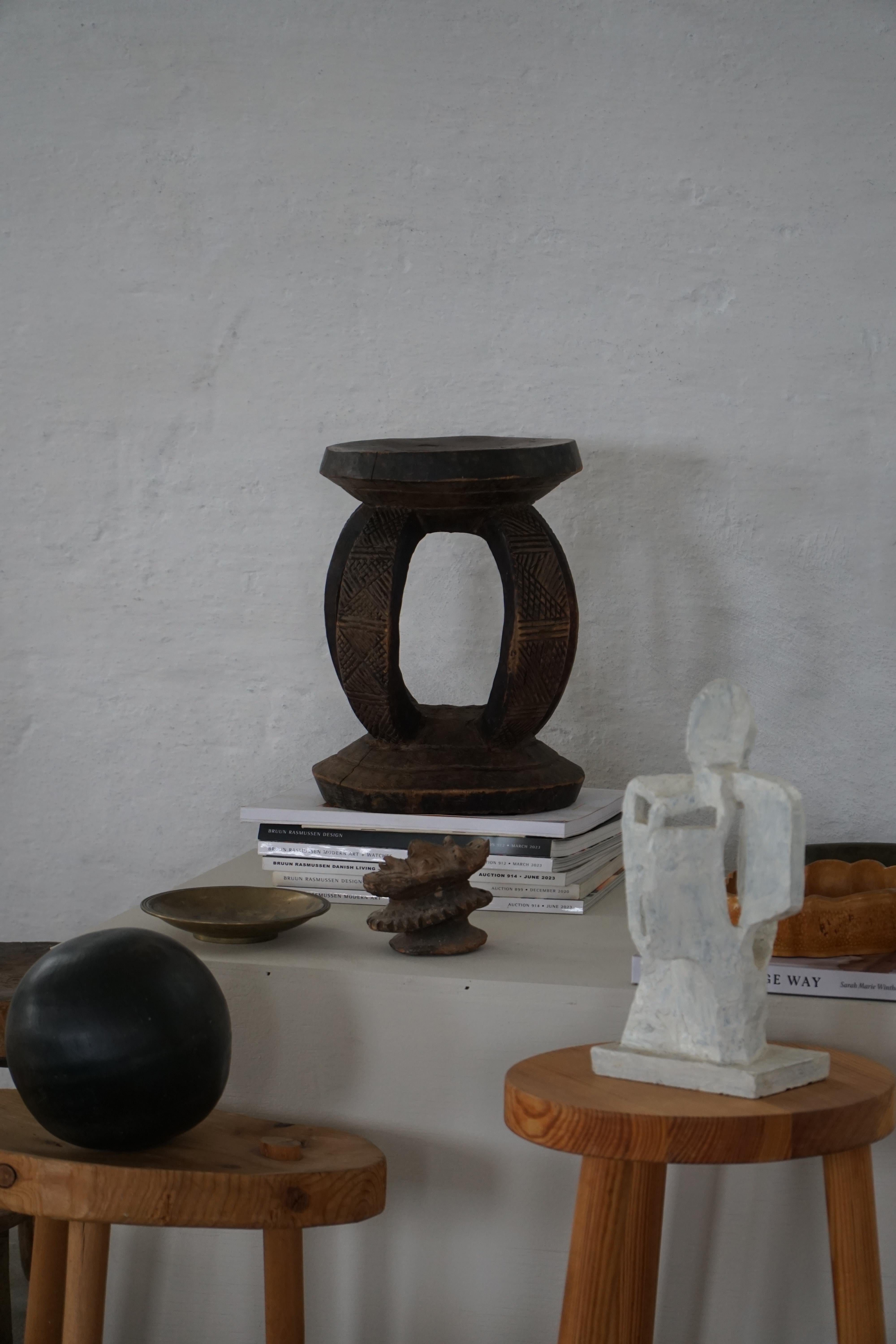 Antiguo taburete africano Dogon de mediados del siglo XX, de madera tallada a mano, estilo wabi-sabi en venta 5