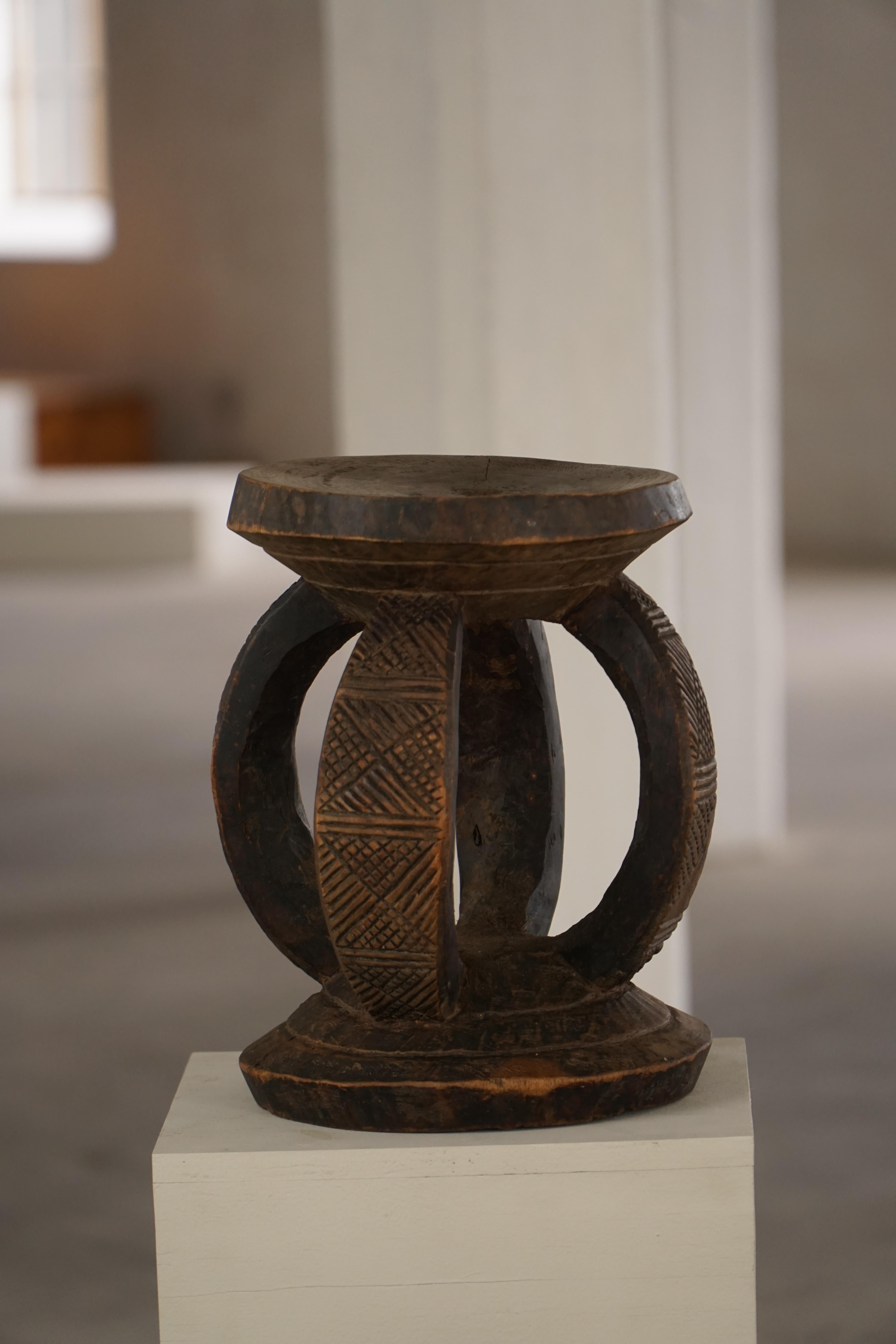 Este excepcional taburete dogón del siglo XX, tallado a mano en Mali, África Occidental, encarna el auténtico arte y la herencia cultural del pueblo dogón. Fabricada en madera maciza, presenta intrincados dibujos geométricos, motivos simbólicos y