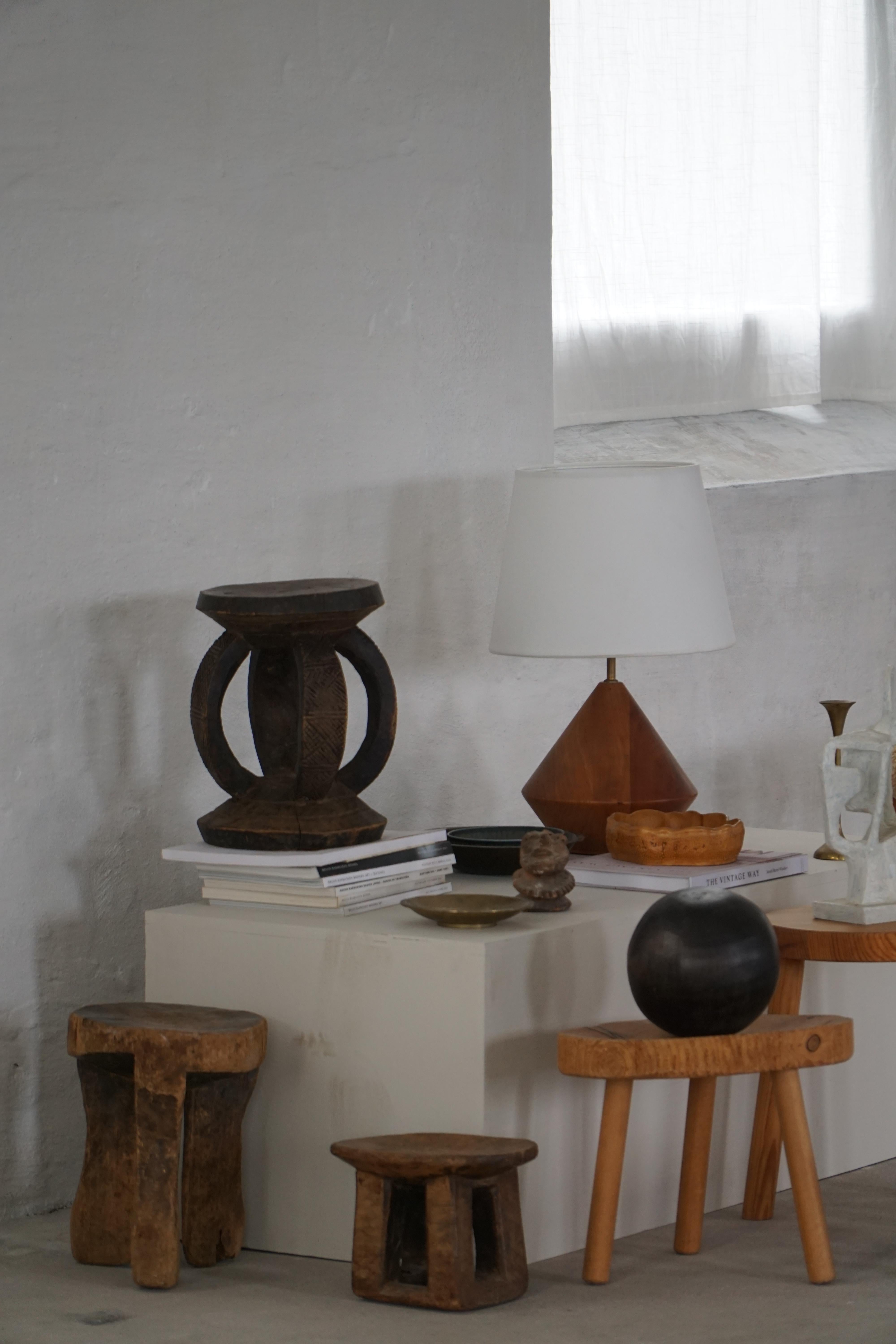 Antiguo taburete africano Dogon de mediados del siglo XX, de madera tallada a mano, estilo wabi-sabi Primitivo en venta