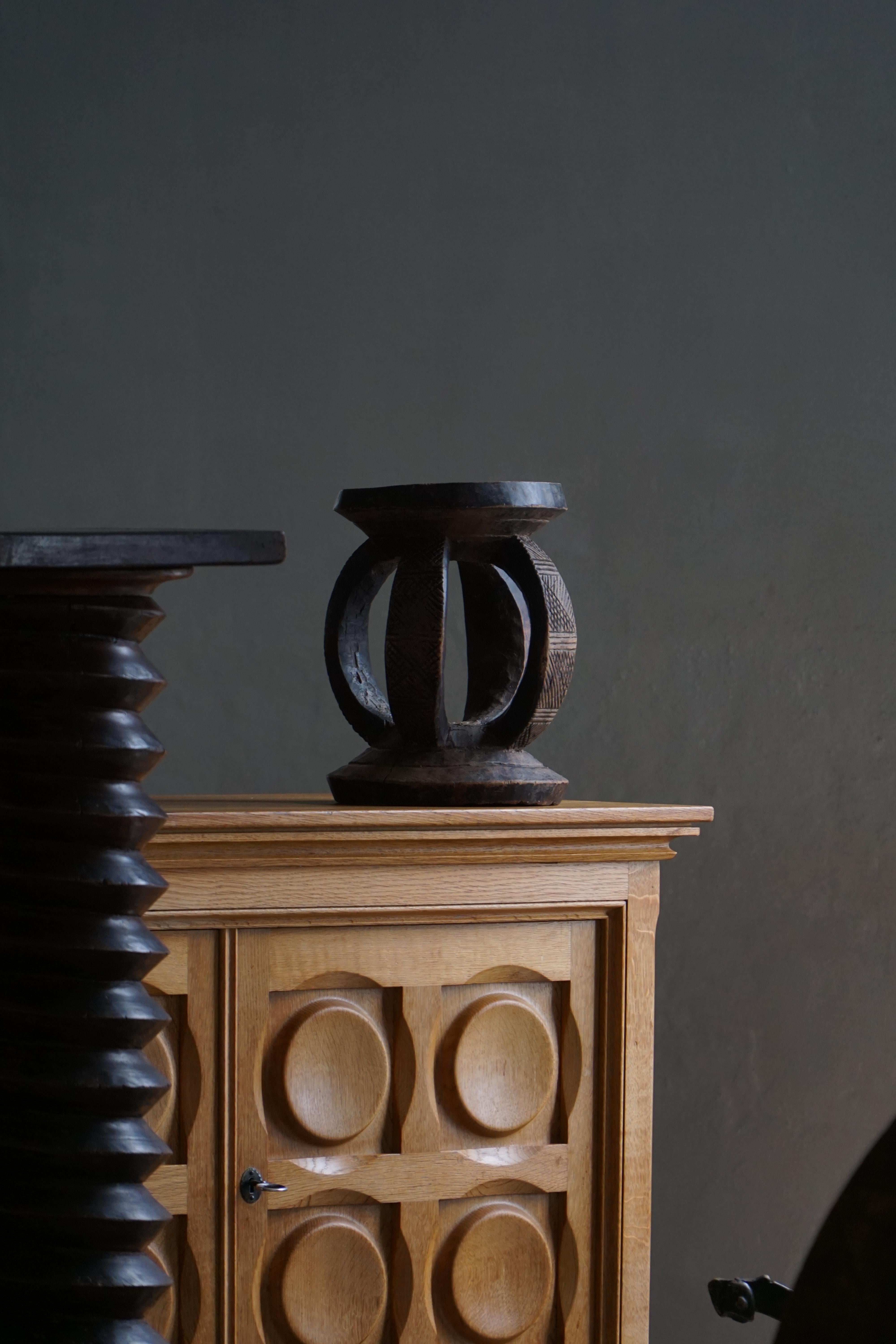 Antiguo taburete africano Dogon de mediados del siglo XX, de madera tallada a mano, estilo wabi-sabi Maliense en venta