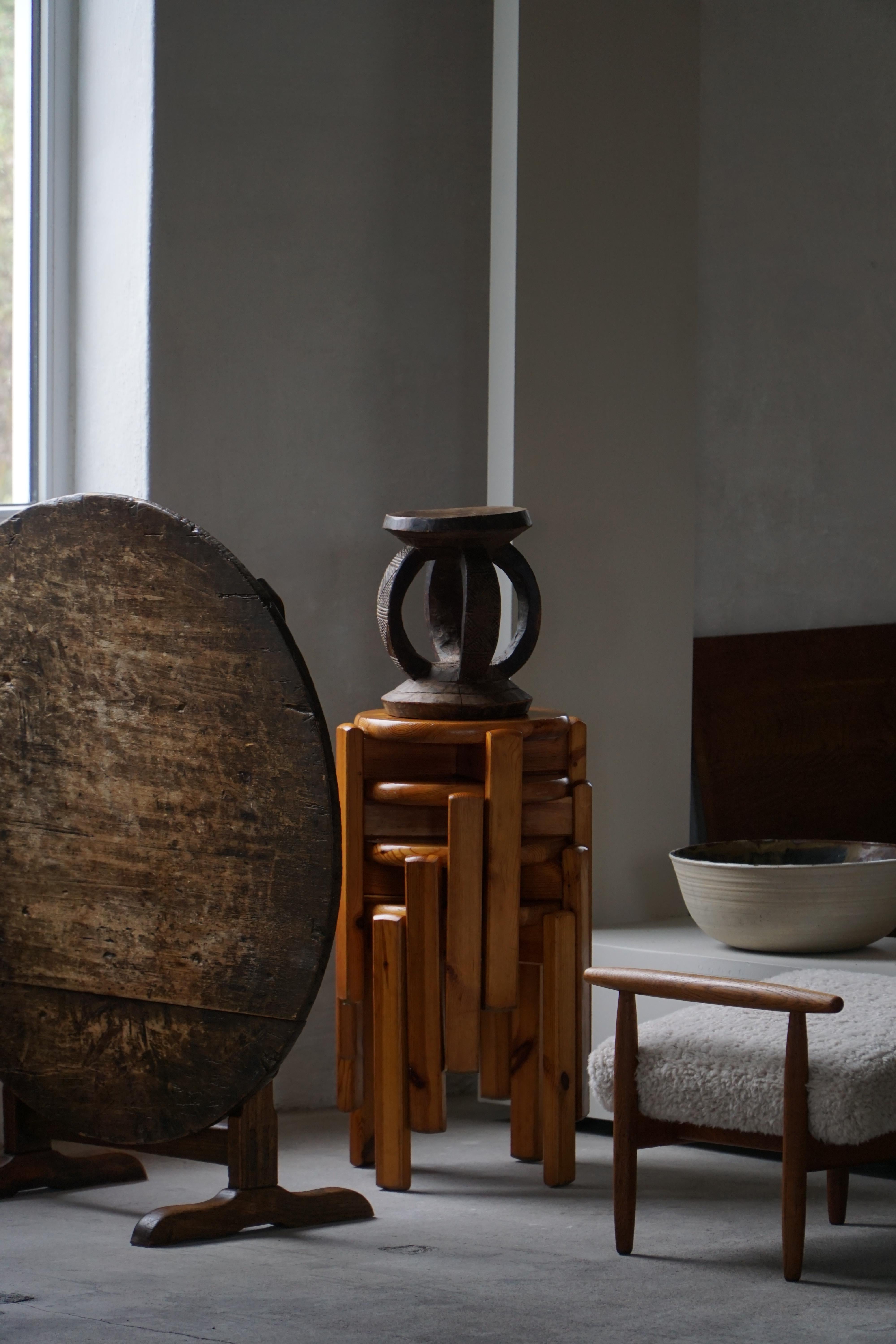 Antiguo taburete africano Dogon de mediados del siglo XX, de madera tallada a mano, estilo wabi-sabi Tallado a mano en venta