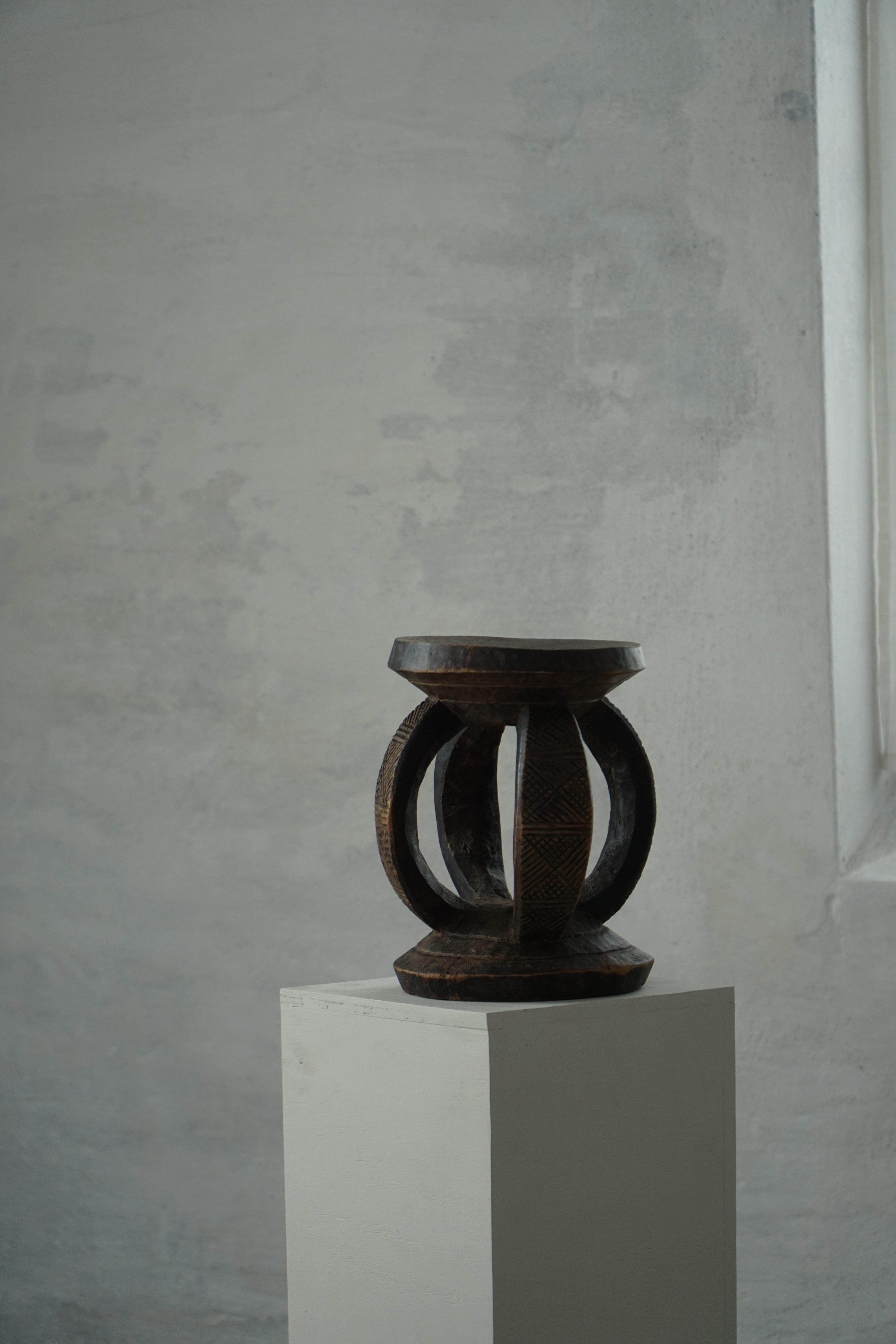 Antiguo taburete africano Dogon de mediados del siglo XX, de madera tallada a mano, estilo wabi-sabi en Bueno estado para la venta en Odense, DK