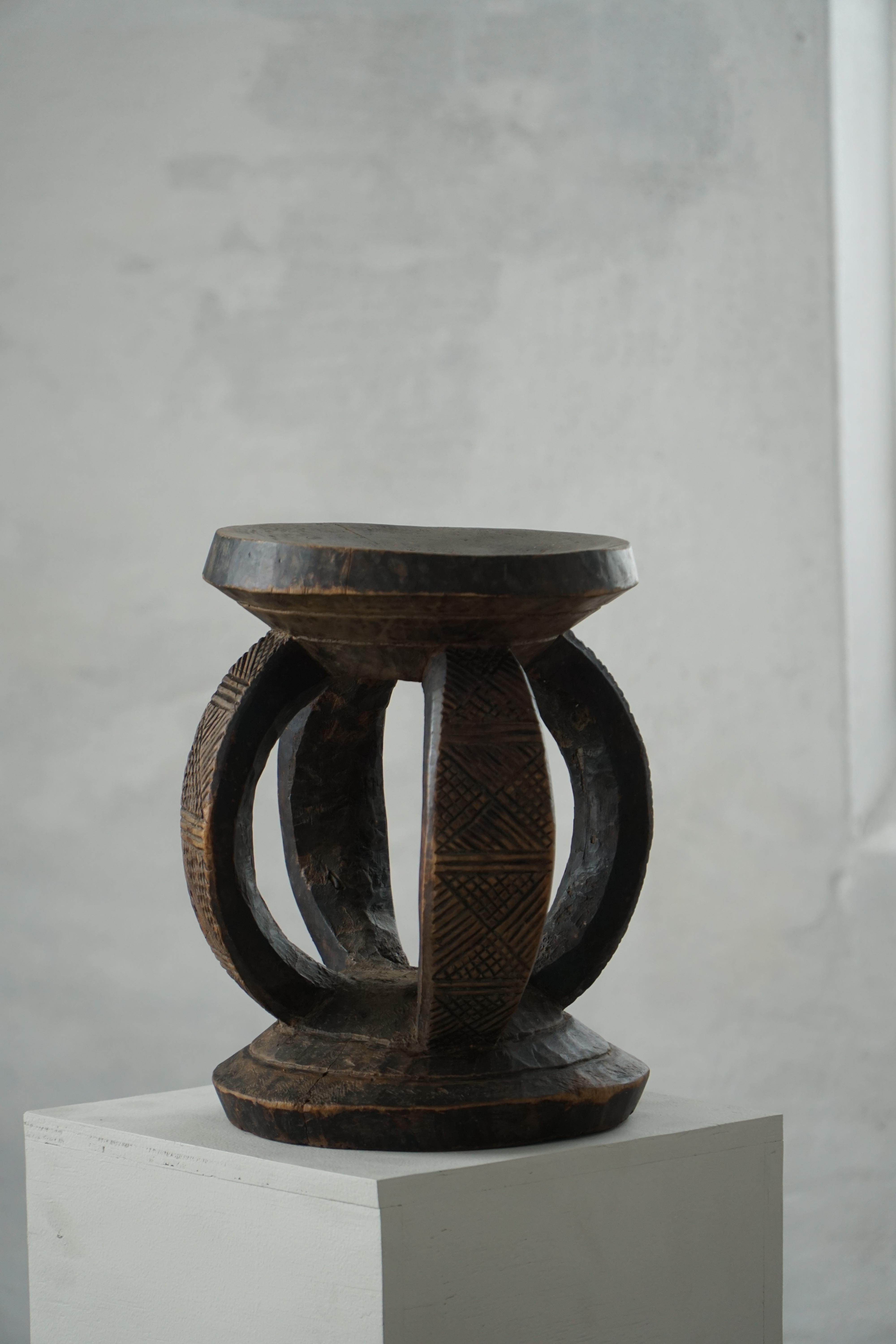 Antiguo taburete africano Dogon de mediados del siglo XX, de madera tallada a mano, estilo wabi-sabi Madera en venta
