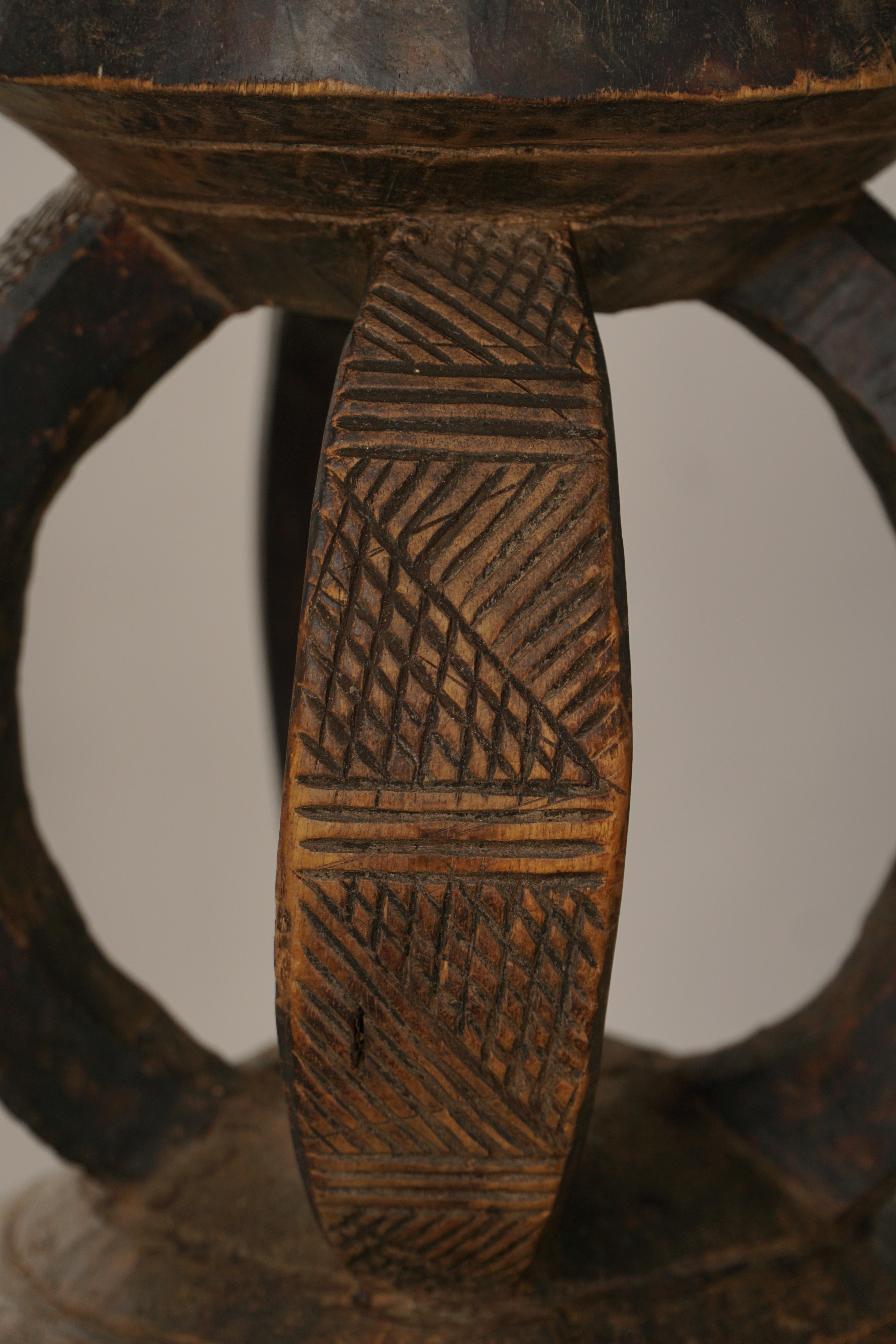Antiguo taburete africano Dogon de mediados del siglo XX, de madera tallada a mano, estilo wabi-sabi en venta 1