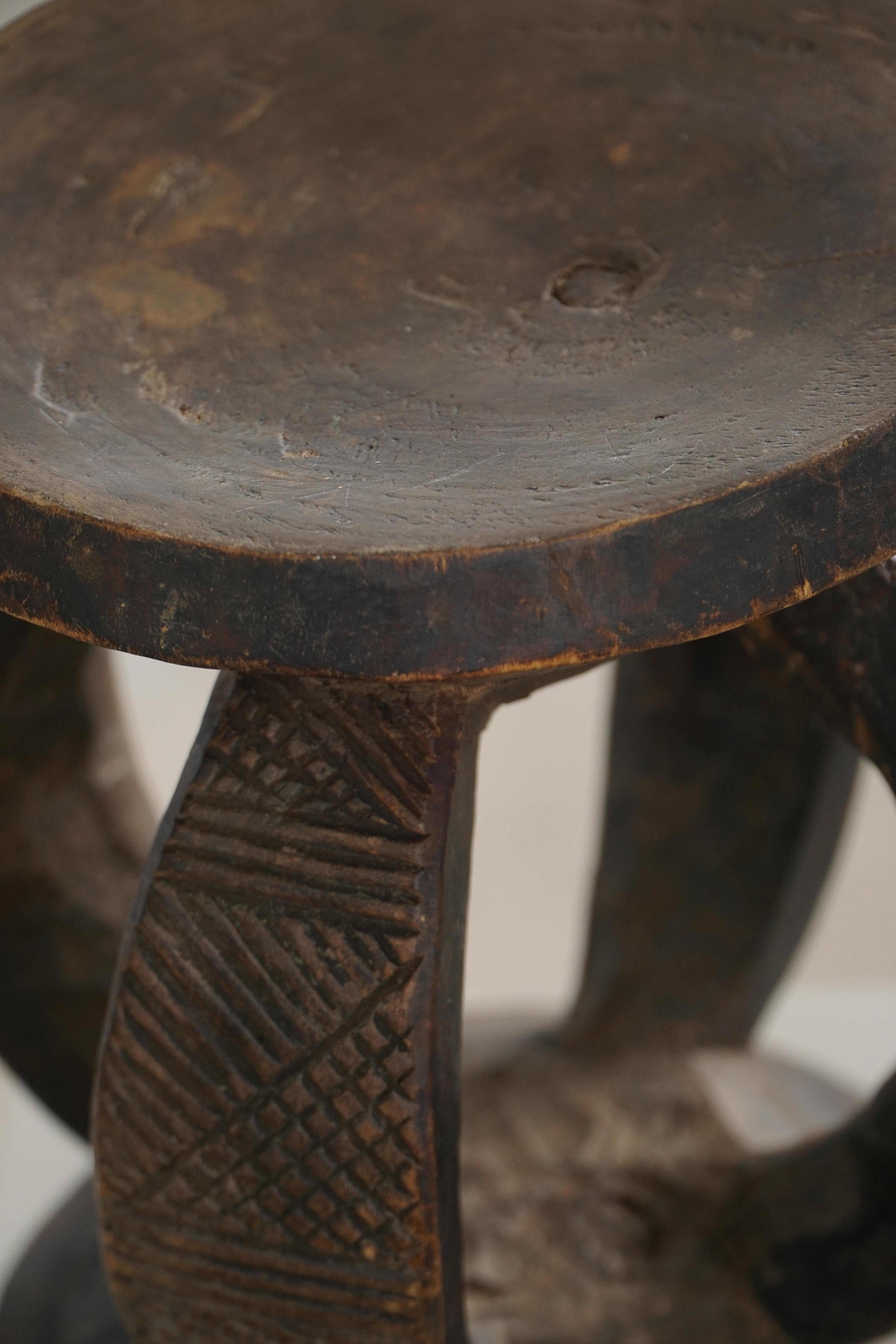 Antiguo taburete africano Dogon de mediados del siglo XX, de madera tallada a mano, estilo wabi-sabi en venta 2