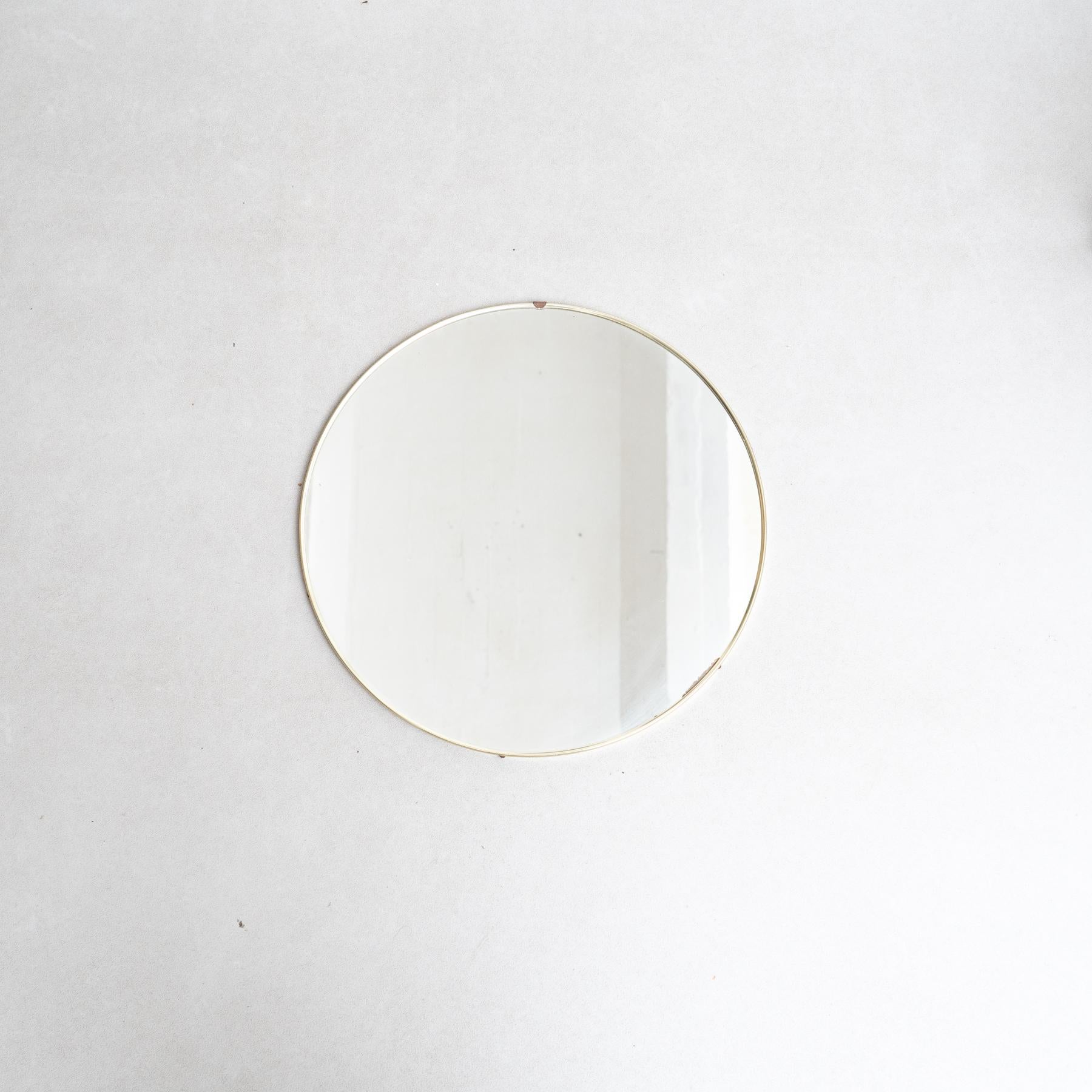 Antique Mirror francese dei primi del Novecento.

Prodotto in Francia, circa 1960.

Materiali:
ottone, specchio

In condizioni originali, con lievi usure dovute all'età e all'uso, che conservano una bella patina.

Informazioni importanti sui colori