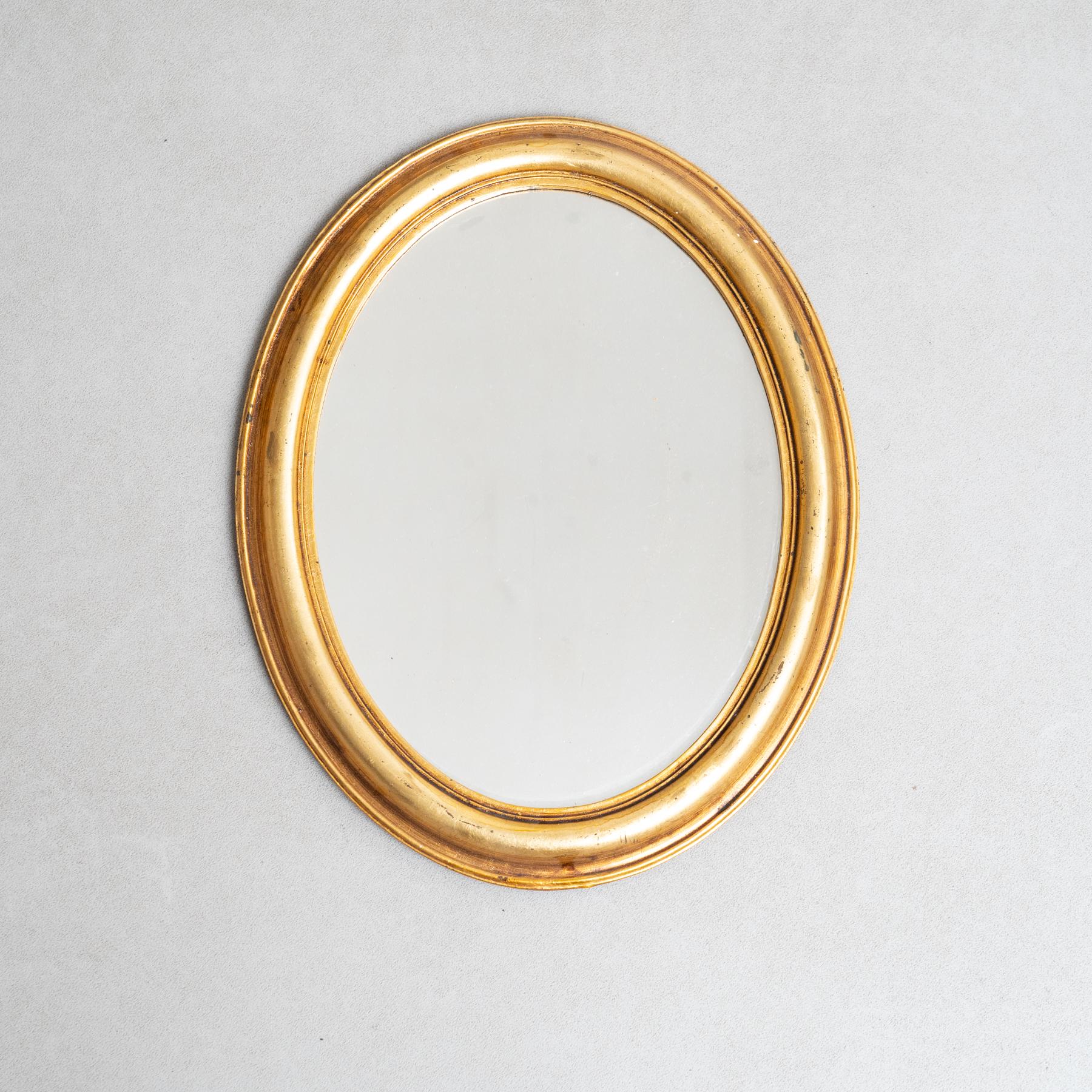 Antique Mirror francese della metà del XX secolo.

Prodotto in Francia, circa 1960.

Materiali:
specchio

In condizioni originali, con lievi usure dovute all'età e all'uso, che conservano una bella patina.

Informazioni importanti sui colori dei