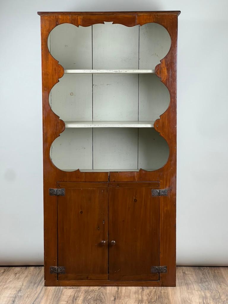 Dieser Kieferschrank aus dem frühen 19. Jahrhundert, der wahrscheinlich aus der mittelatlantischen Region stammt, versprüht den zeitlosen Charme amerikanischer Landhausmöbel. Der Oberschrank ist aus massivem Kiefernholz mit einer warmen, reichen