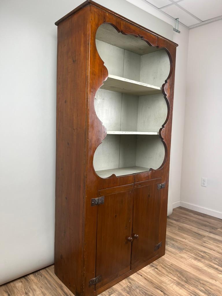 Antiker Mid Atlantic Country Kieferschrank c. Anfang 19. Jahrhundert (Amerikanische Klassik) im Angebot