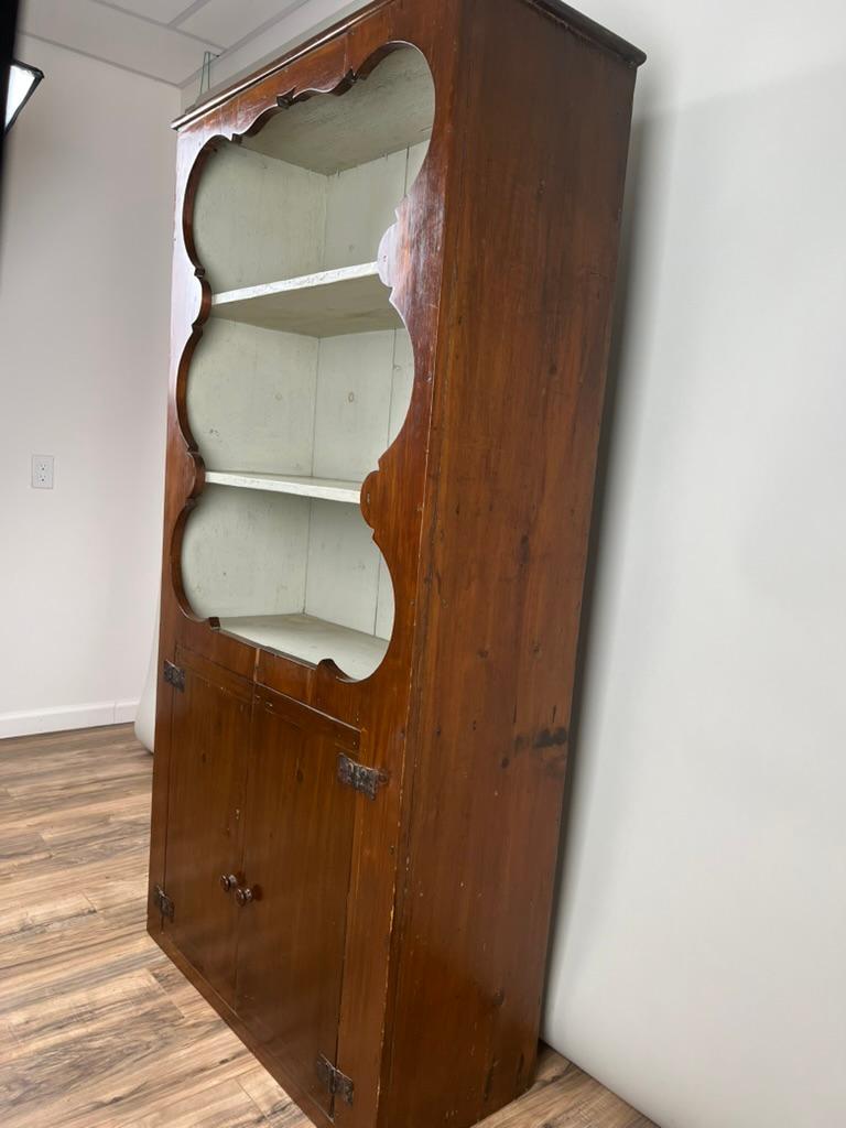 Antiker Mid Atlantic Country Kieferschrank c. Anfang 19. Jahrhundert (amerikanisch) im Angebot