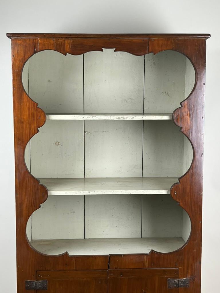 Antiker Mid Atlantic Country Kieferschrank c. Anfang 19. Jahrhundert im Zustand „Gut“ im Angebot in Westfield, MA