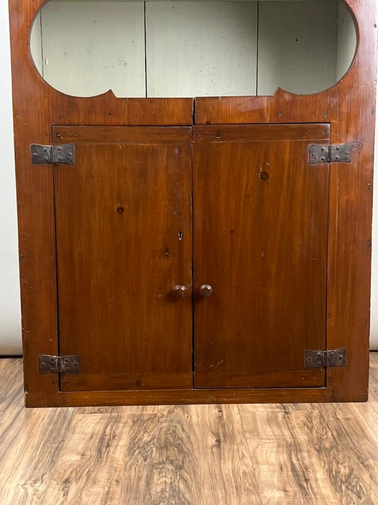 Antiker Mid Atlantic Country Kieferschrank c. Anfang 19. Jahrhundert (Kiefernholz) im Angebot