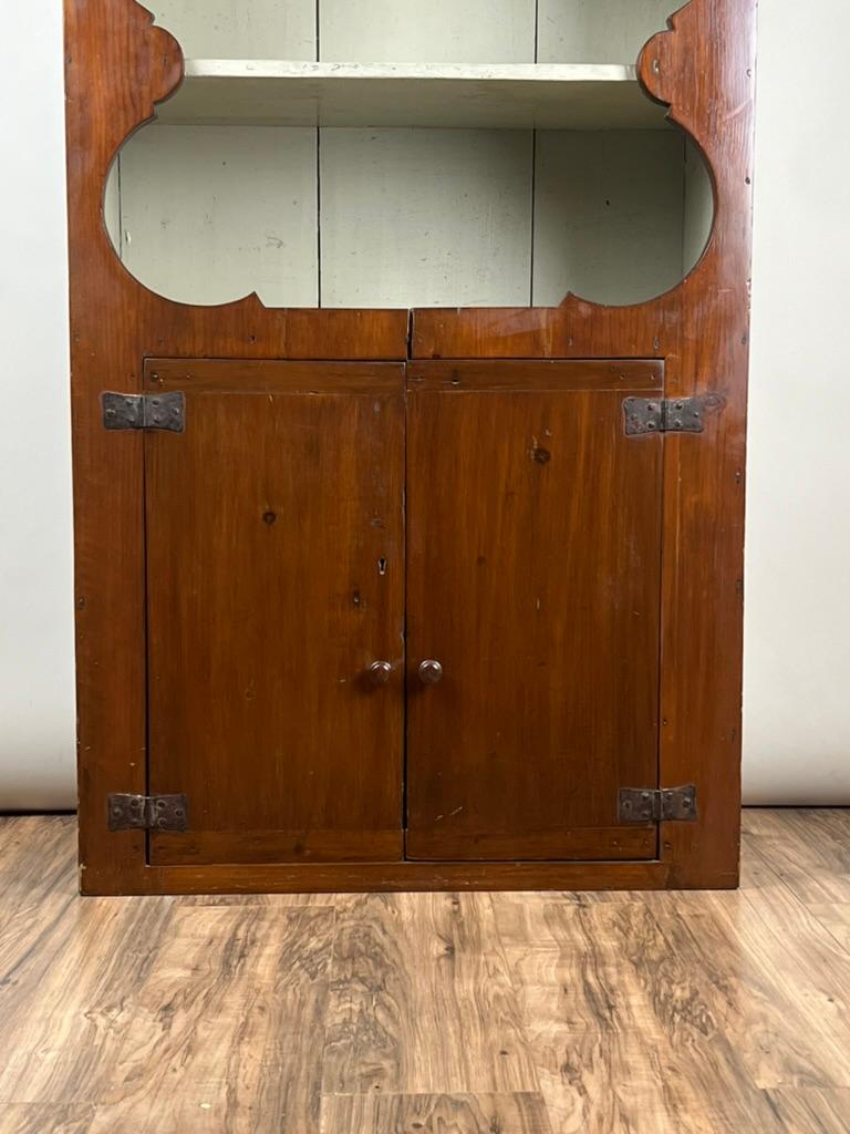 Antiker Mid Atlantic Country Kieferschrank c. Anfang 19. Jahrhundert im Angebot 1