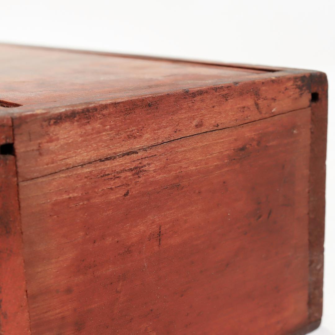 Antike Mid-Atlantic States Folky Slide Lid Candle Box mit einem Original Red Wash im Angebot 8