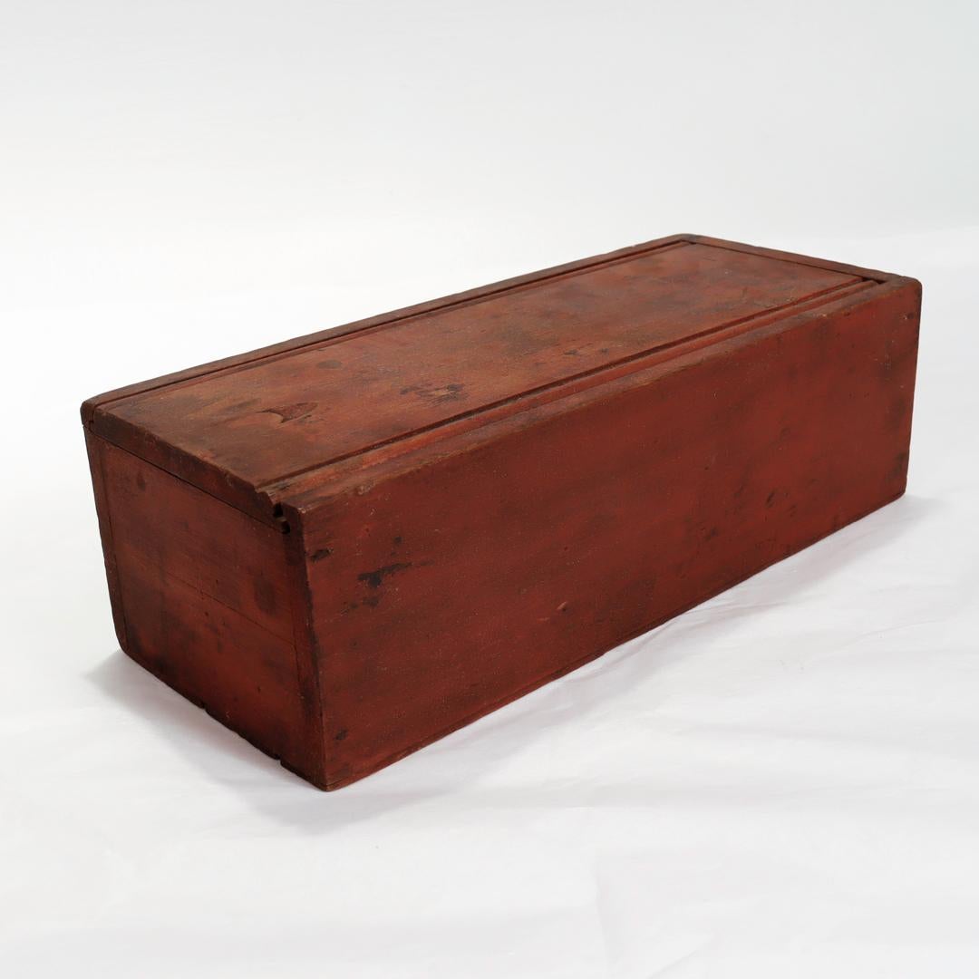 Antike Mid-Atlantic States Folky Slide Lid Candle Box mit einem Original Red Wash (Volkskunst) im Angebot