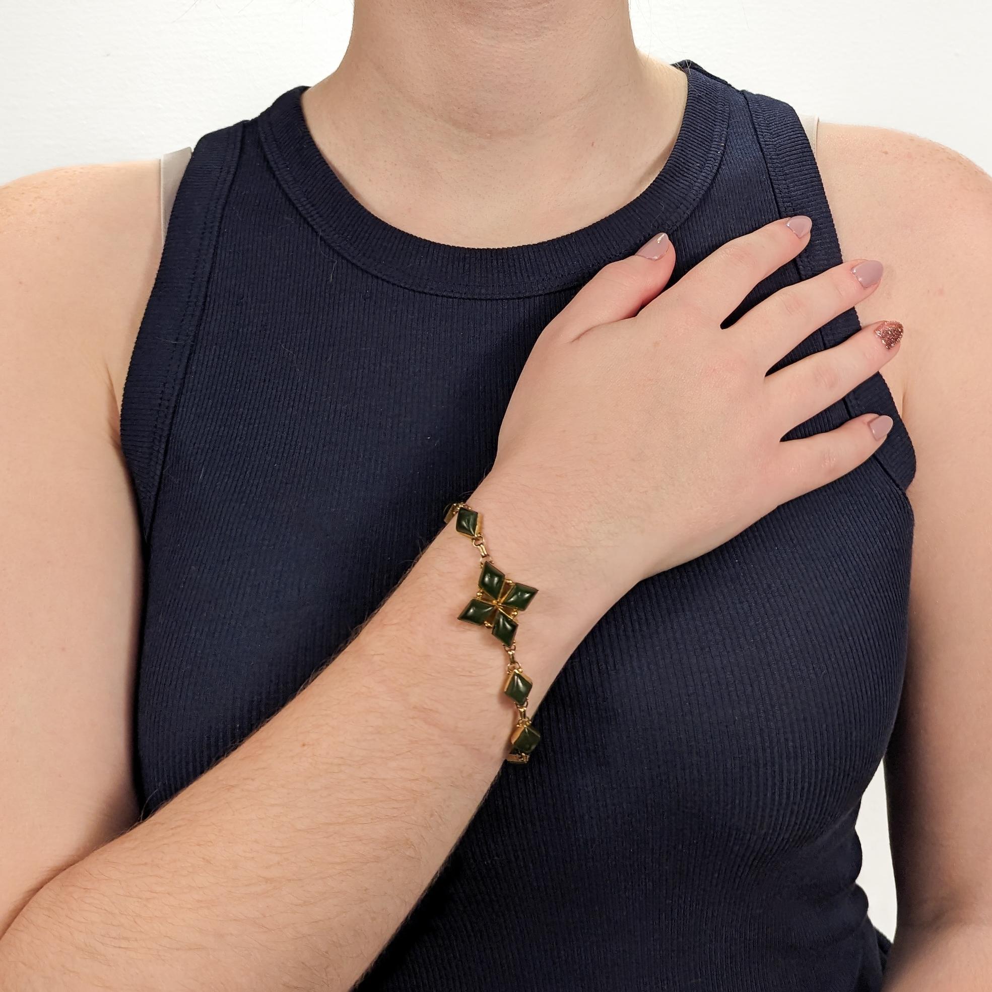 A fine vintage gold & jade chain link bracelet.

In 14k yellow gold.

Centered on a 4 point star device and bezel-set throughout with diamond shaped nephrite jade cabochons.

Simply a wonderful Mid-Century jade necklace bracelet!

Date:
Mid-20th