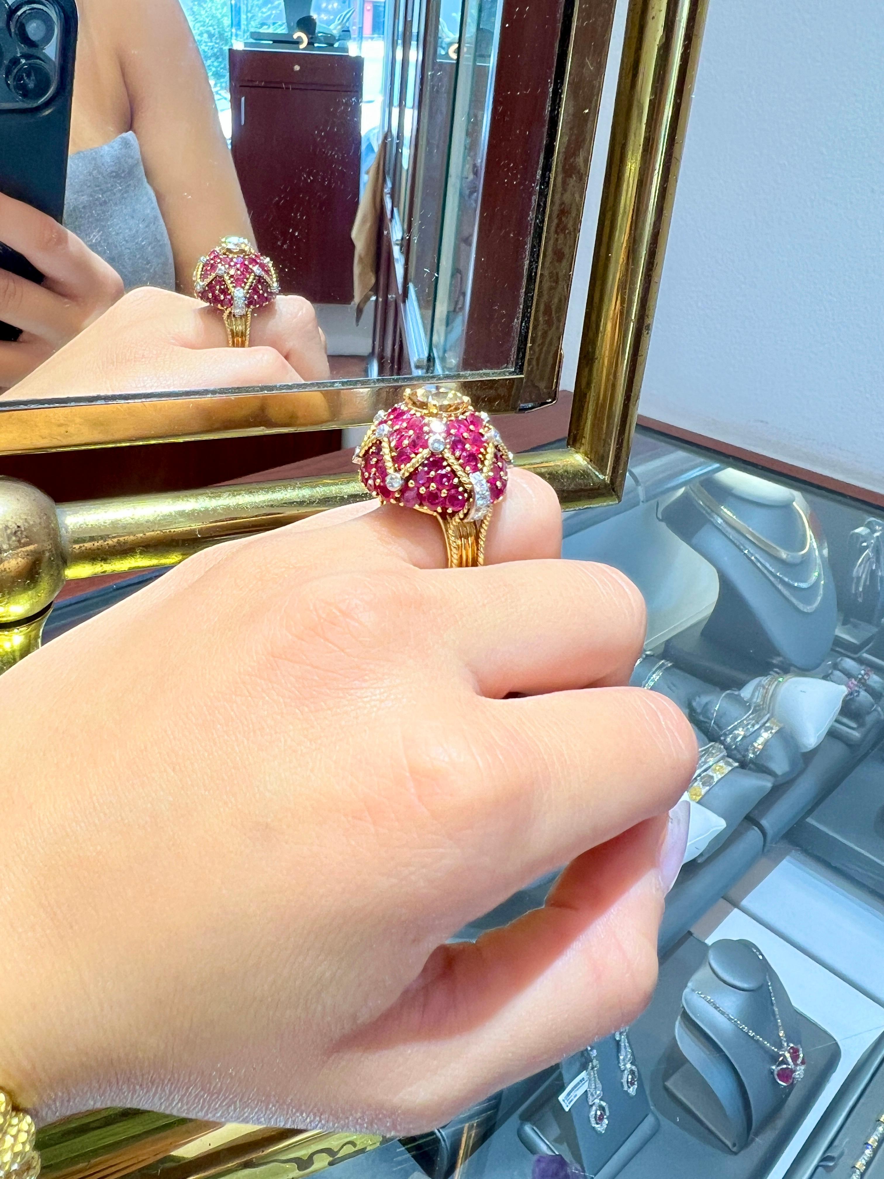 Artista Anello antico Mid Century Bombé con diamanti e rubini marrone-giallo da 1,91 carati in vendita