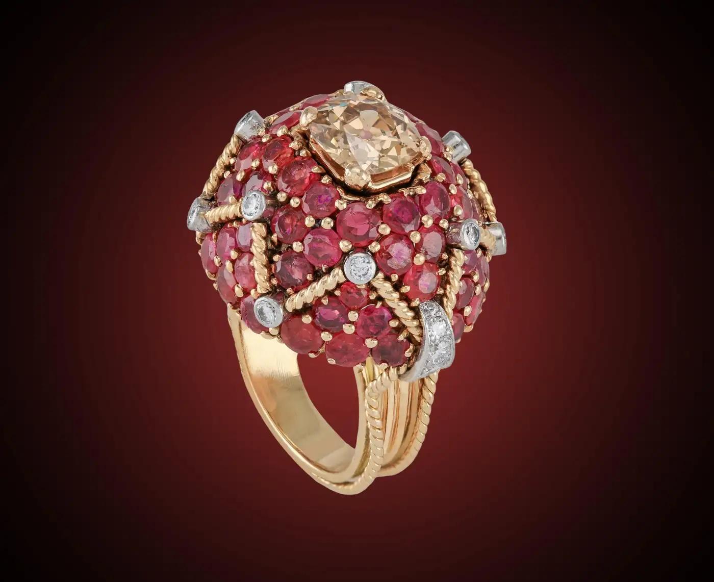 L'epitome di un vero e proprio anello da cocktail degli anni '60.
Questo anello da cocktail Bombé in oro giallo antico, un tesoro d'epoca, mette in mostra un raro diamante Fancy Yellow-Brown da 1,91 carati, con una scintilla calda e autunnale,