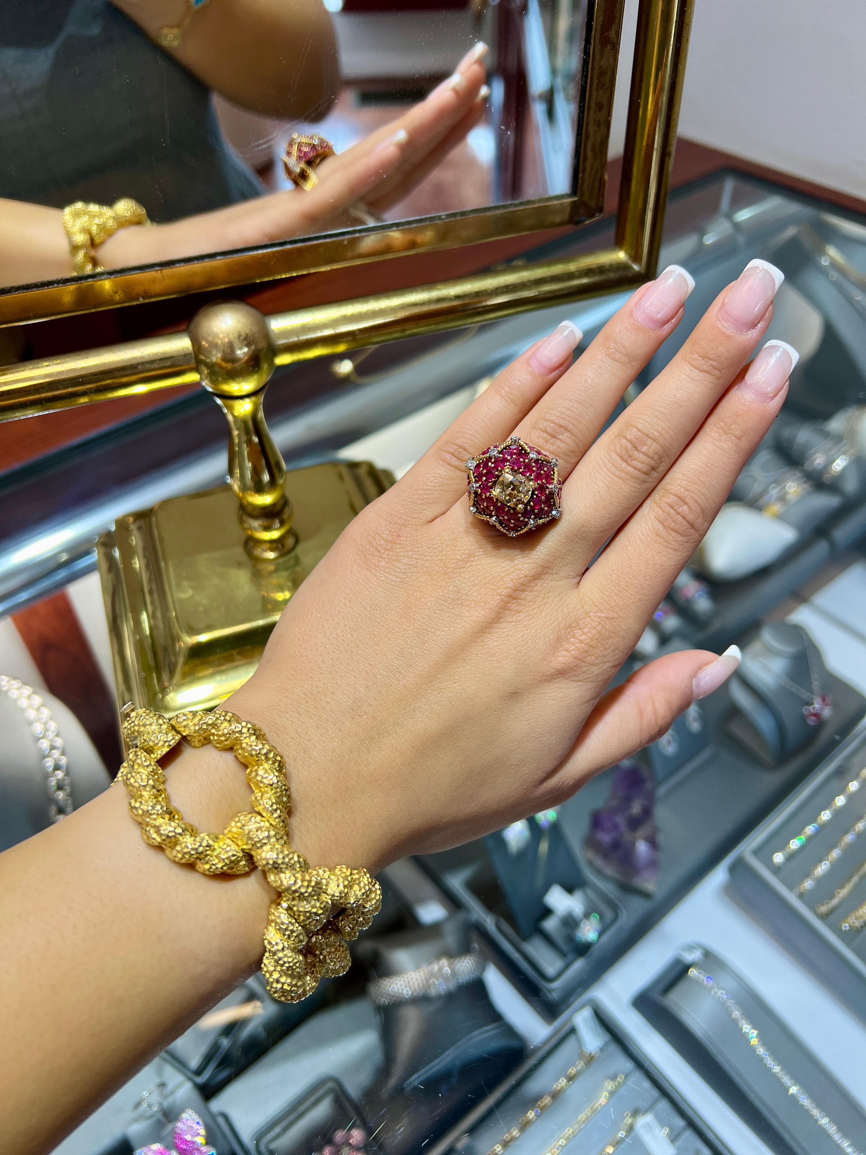 L'epitome di un vero e proprio anello da cocktail degli anni '60.
Questo anello da cocktail Bombé in oro giallo antico, un tesoro d'epoca, mette in mostra un raro diamante Fancy Yellow-Brown da 1,91 carati, con una scintilla calda e autunnale,