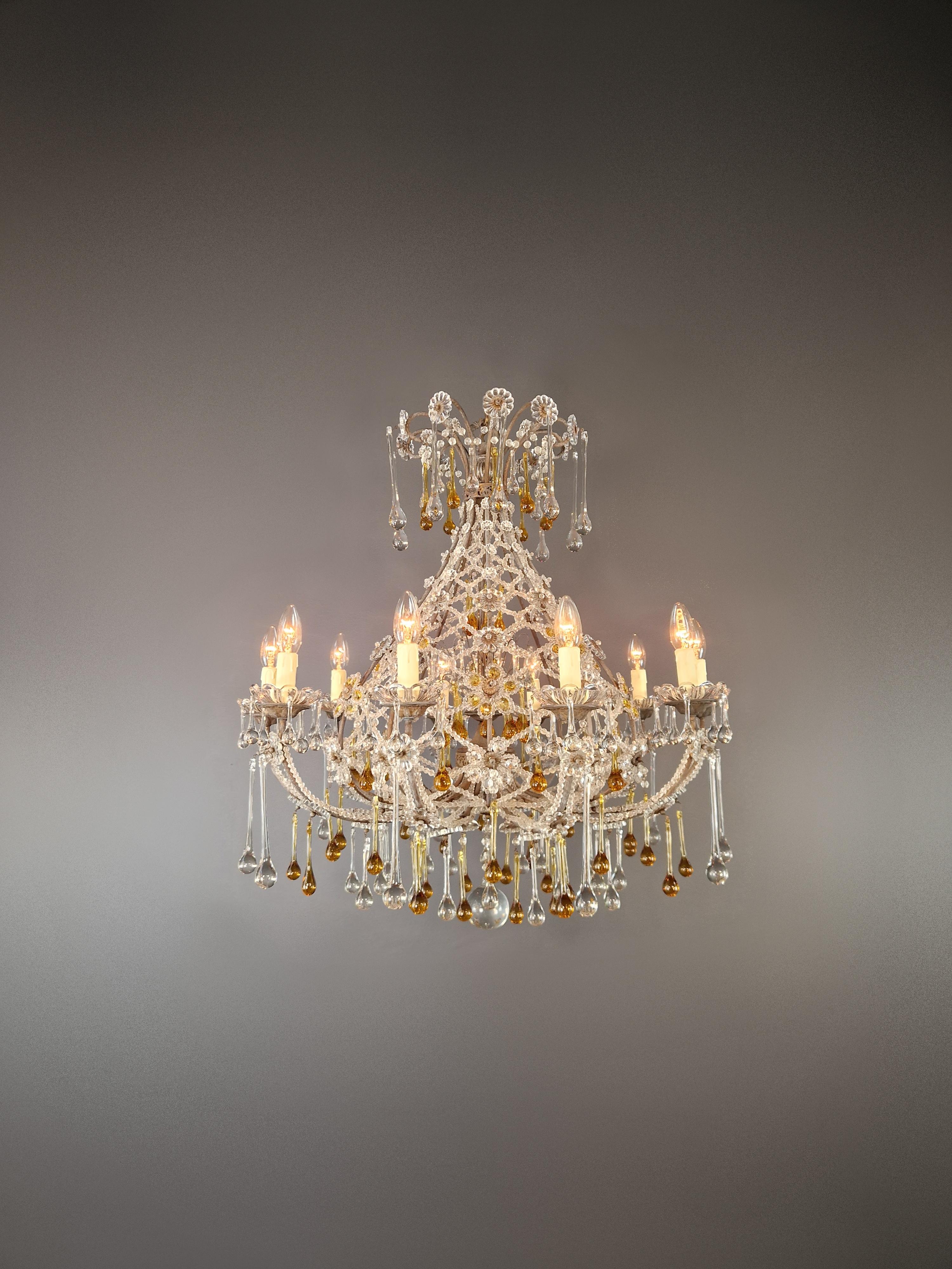 Araña de cristal de Murano de mediados de siglo con detalles de ámbar - Completamente restaurada

Esta excepcional lámpara de araña italiana de estilo murano es una auténtica pieza de arte, que cautiva por su elegancia atemporal y su exquisita