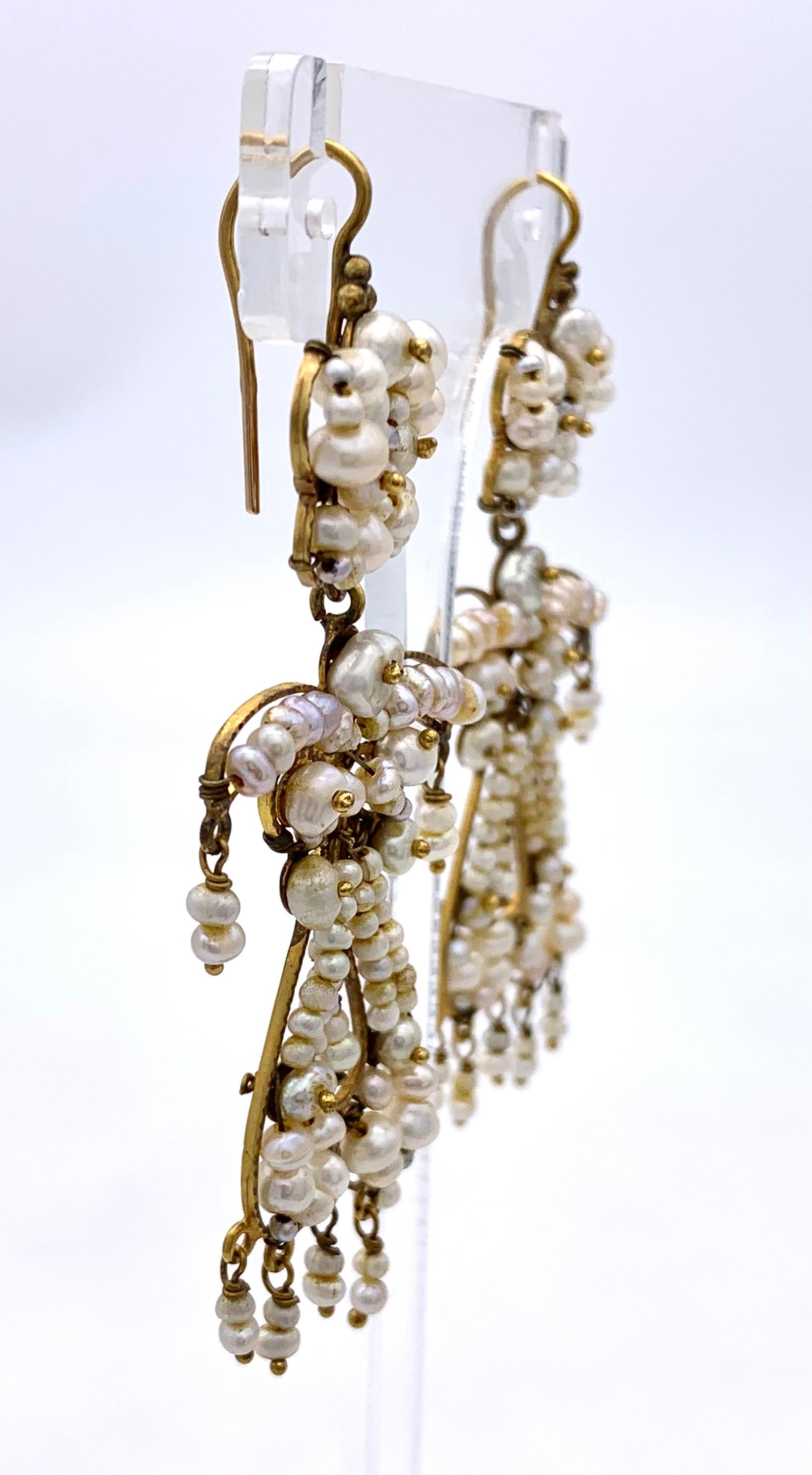 Boucles d'oreilles pendantes en or du Mid Century Antiques Perles d'eau salée naturelles Pour femmes en vente