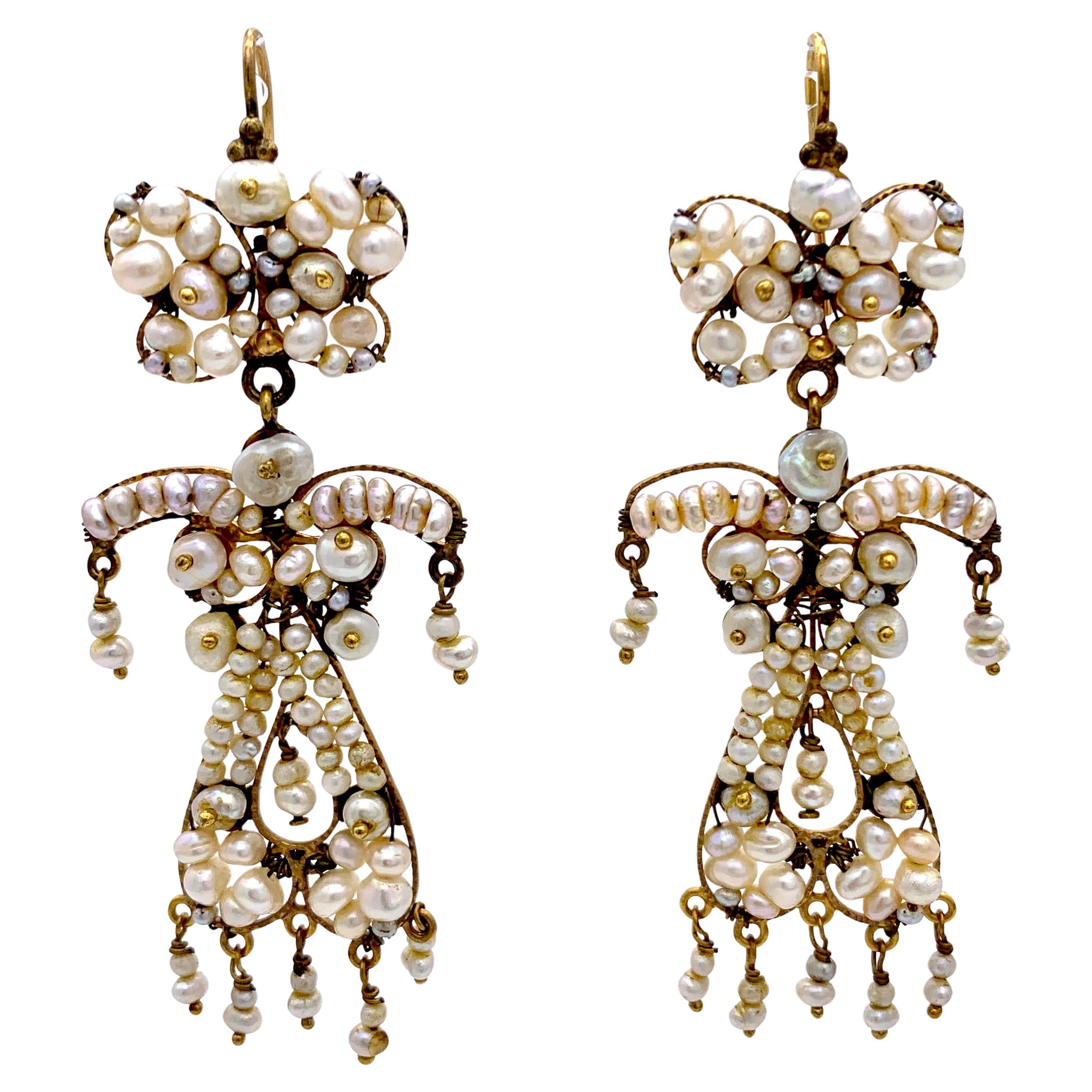Boucles d'oreilles pendantes en or du Mid Century Antiques Perles d'eau salée naturelles en vente