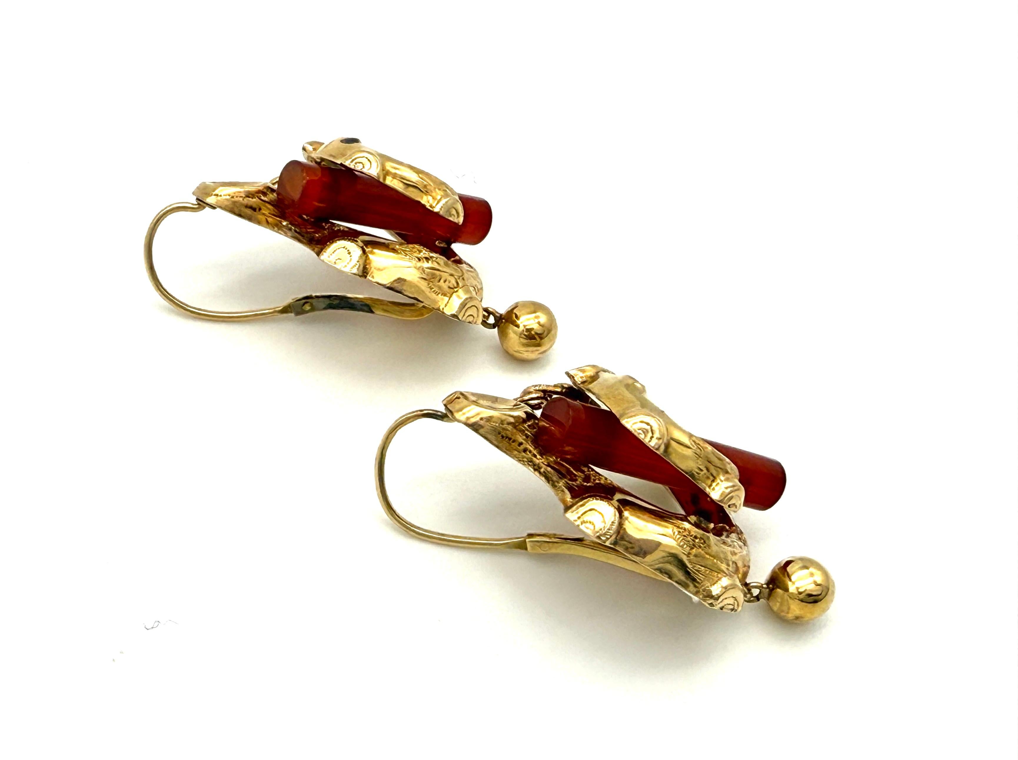 Ces boucles d'oreilles pendantes en or jaune ont été créées vers 1845-1850 en or 14K. Ils sont conçus dans le goût naturaliste si populaire dans les années 1840 et 1850. Les boucles d'oreilles sont composées de tourbillons. La surface des