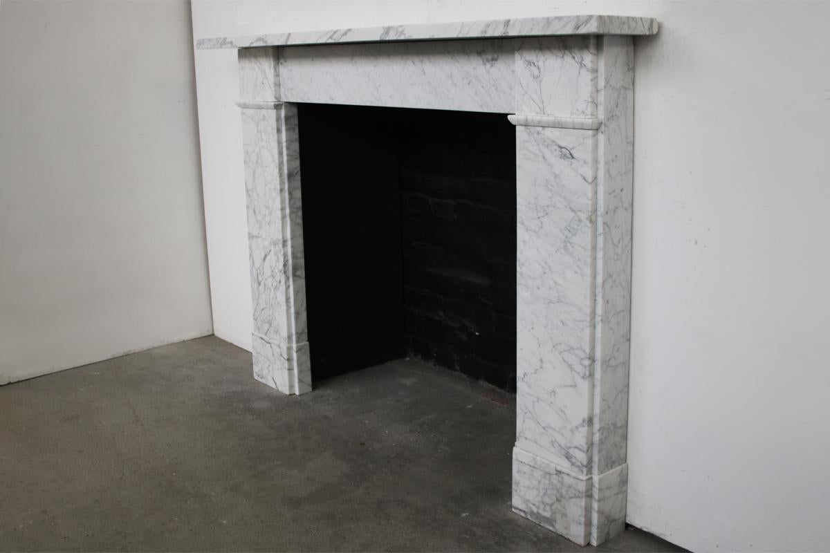 Antique Mid Victorian Carrara Marble Fireplace Surround In Good Condition In Manchester, GB