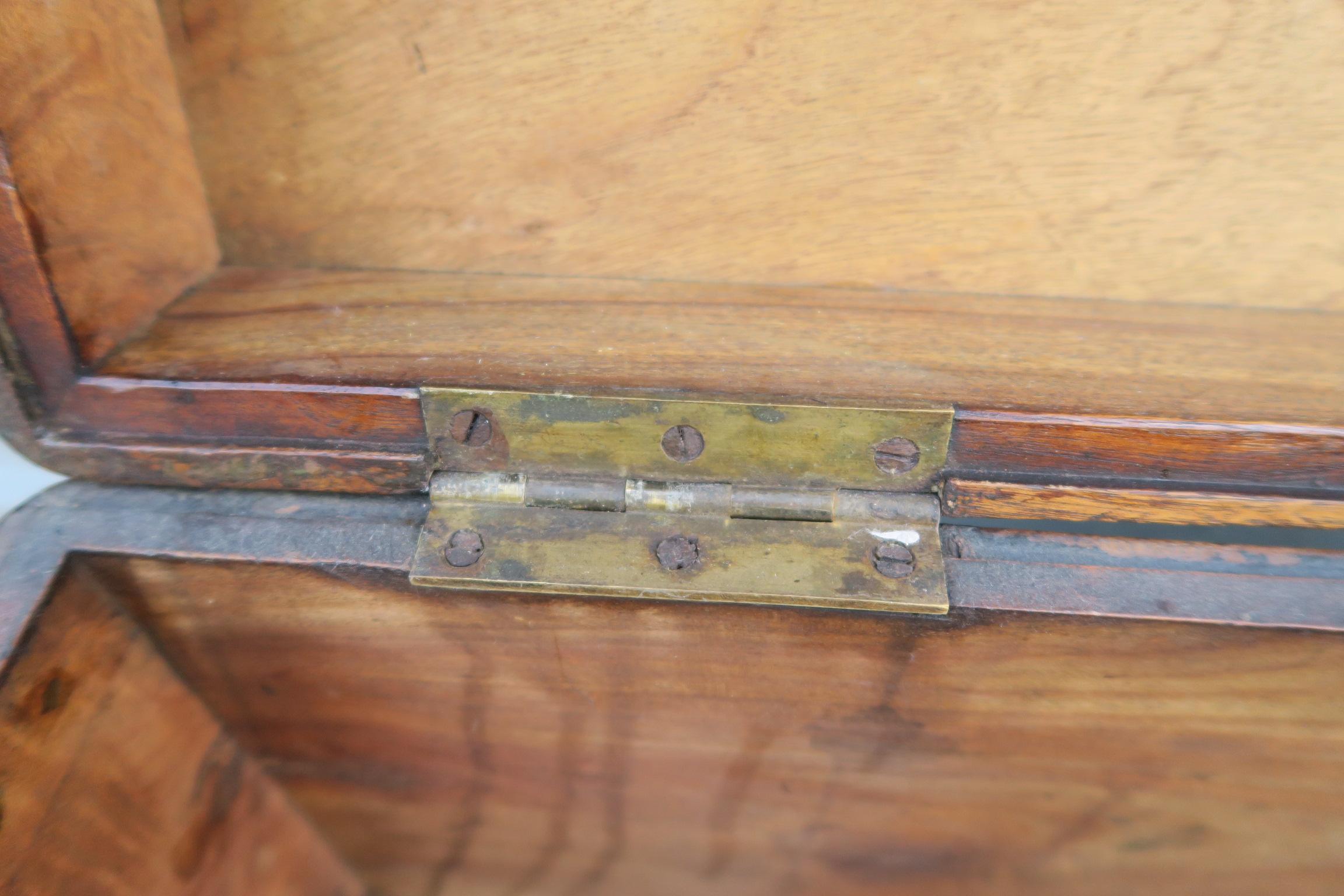 baúl militar antiguo de madera de alcanfor maciza de mediados de la época victoriana en venta 2